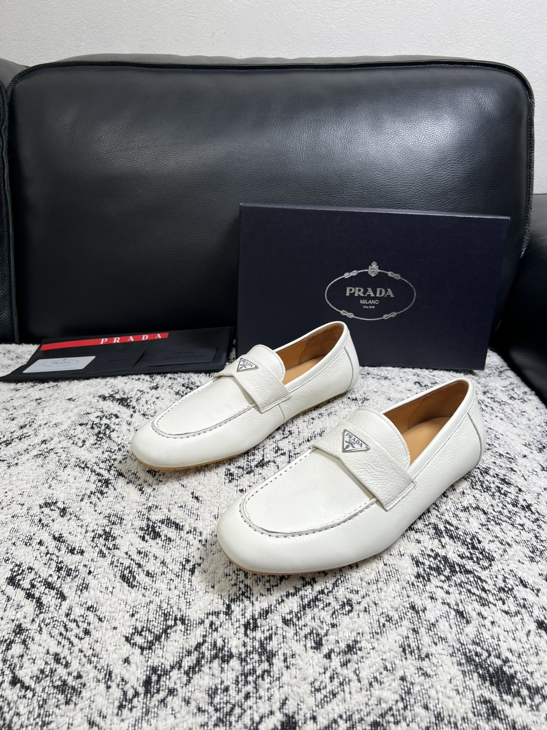 PRADA  高品质  顶级工艺品 普拉达 豆豆鞋专柜同步 原厂配置，意大利进口原版牛皮面料，透气舒适进