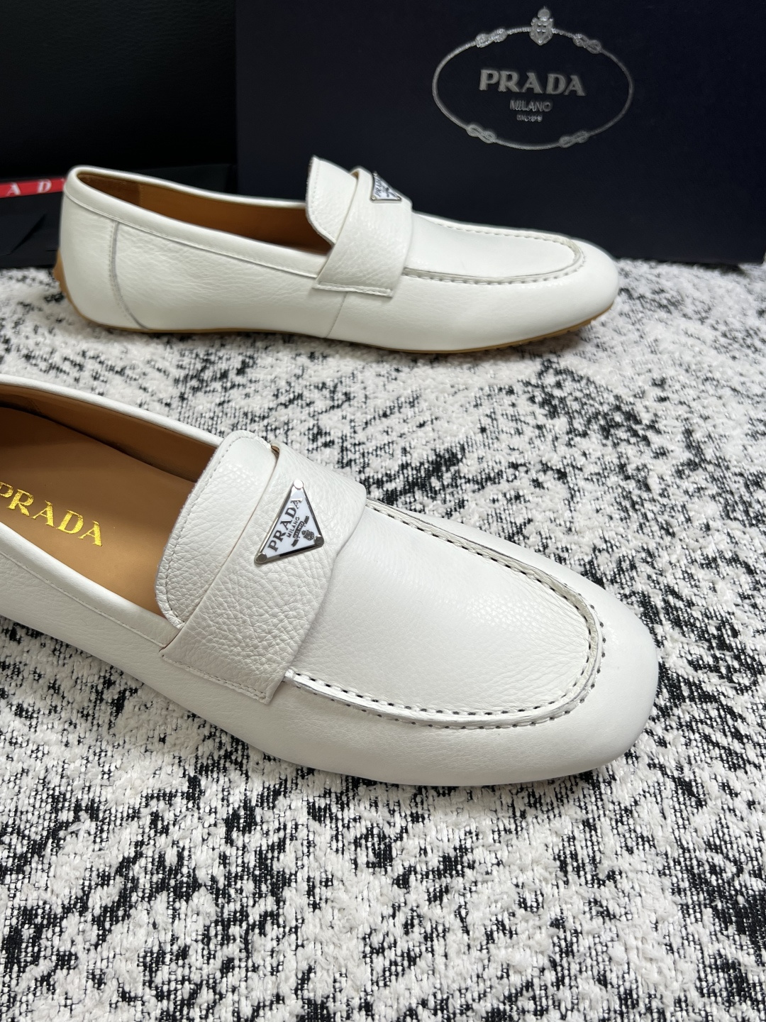 PRADA  高品质  顶级工艺品 普拉达 豆豆鞋专柜同步 原厂配置，意大利进口原版牛皮面料，透气舒适进