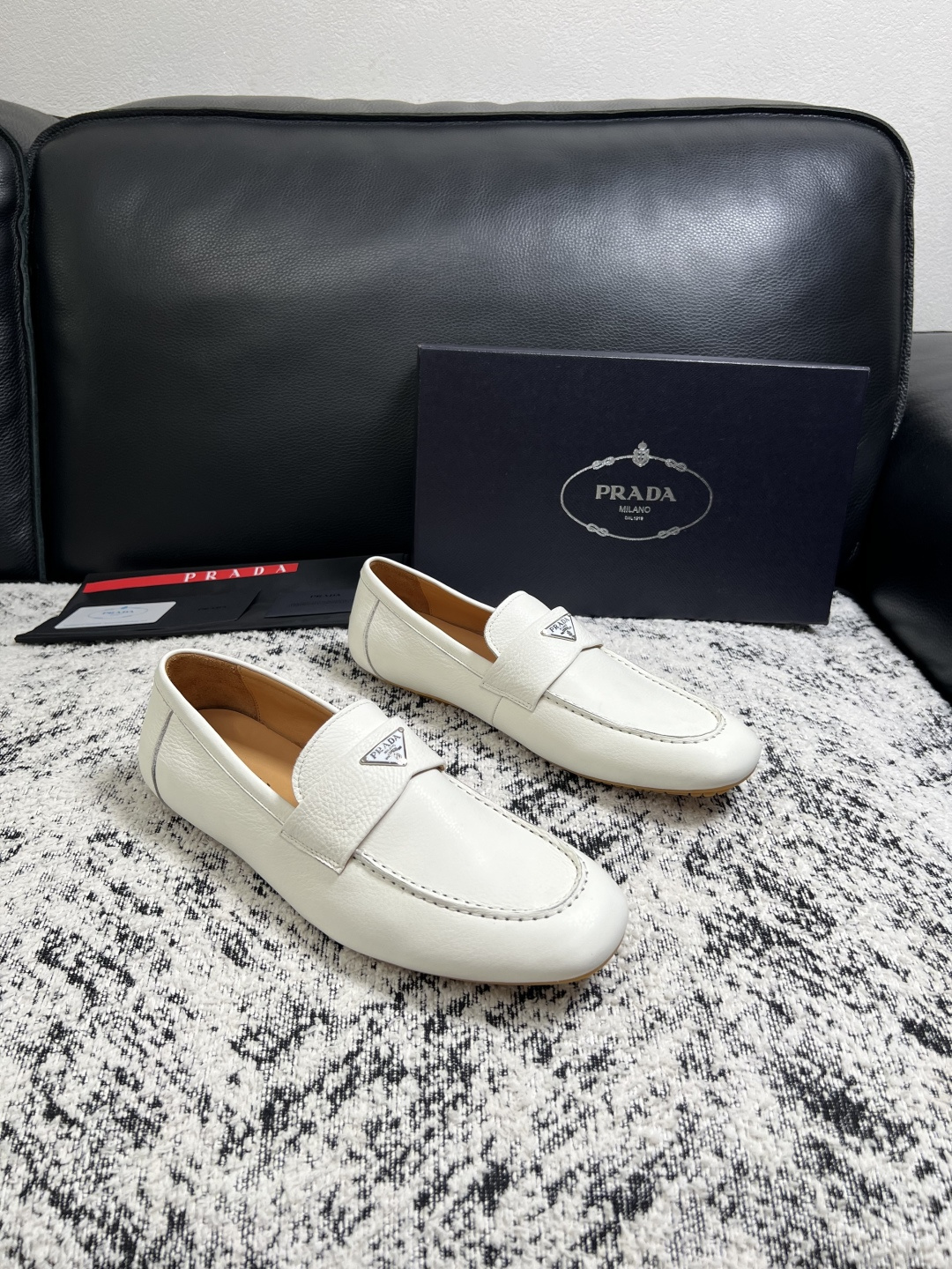 PRADA  高品质  顶级工艺品 普拉达 豆豆鞋专柜同步 原厂配置，意大利进口原版牛皮面料，透气舒适进