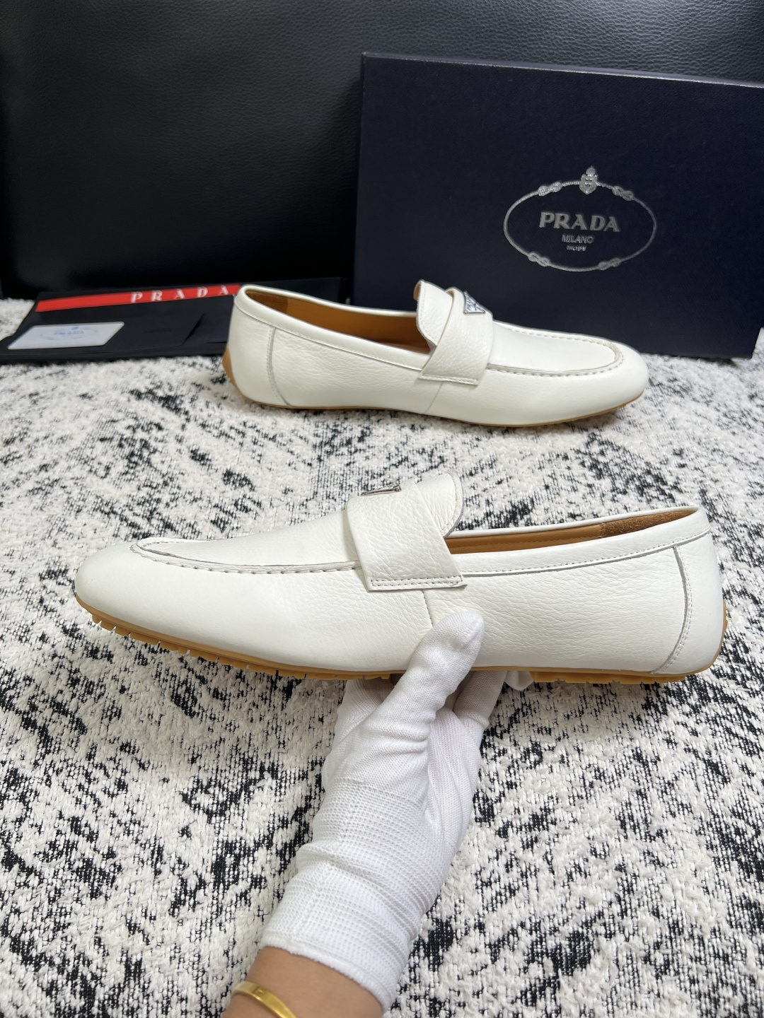 PRADA  高品质  顶级工艺品 普拉达 豆豆鞋专柜同步 原厂配置，意大利进口原版牛皮面料，透气舒适进