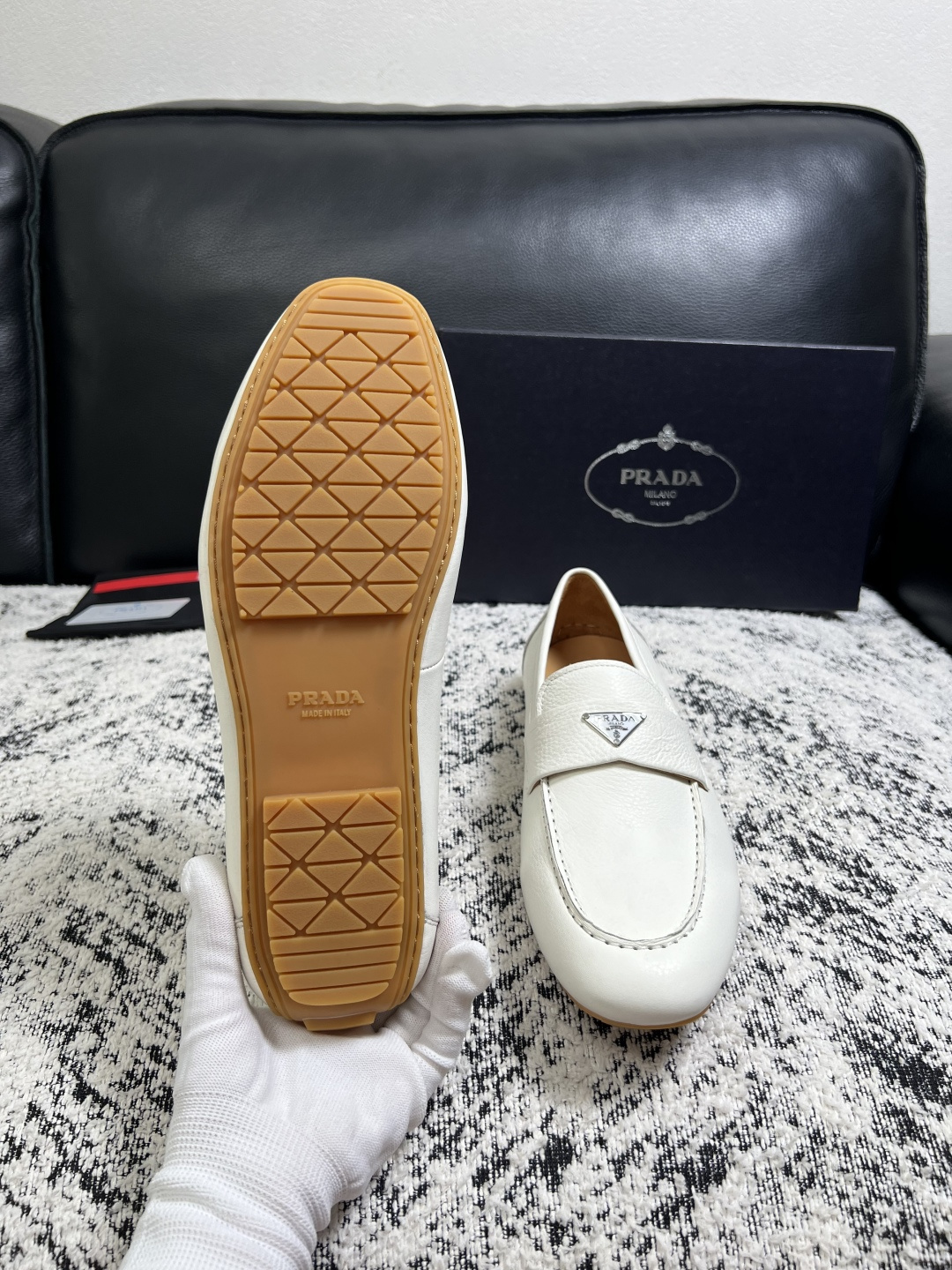 PRADA  高品质  顶级工艺品 普拉达 豆豆鞋专柜同步 原厂配置，意大利进口原版牛皮面料，透气舒适进