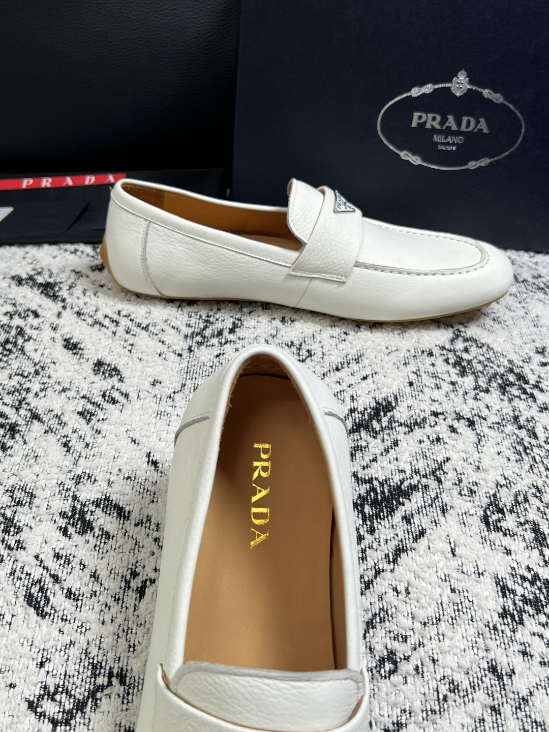 PRADA  高品质  顶级工艺品 普拉达 豆豆鞋专柜同步 原厂配置，意大利进口原版牛皮面料，透气舒适进