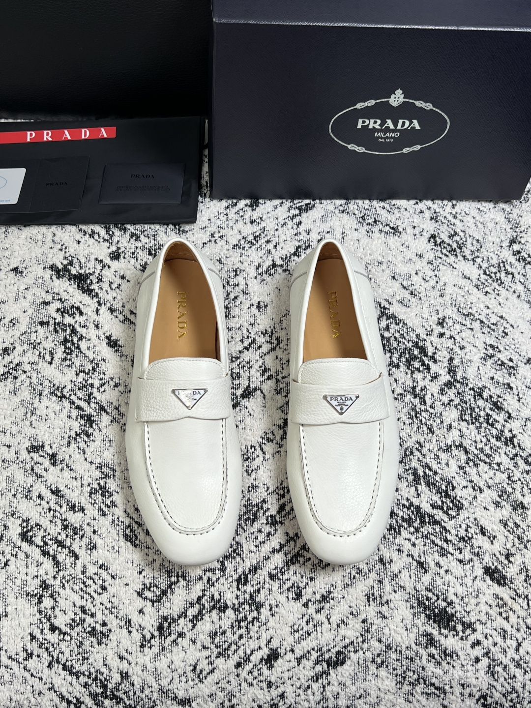 PRADA  高品质  顶级工艺品 普拉达 豆豆鞋专柜同步 原厂配置，意大利进口原版牛皮面料，透气舒适进