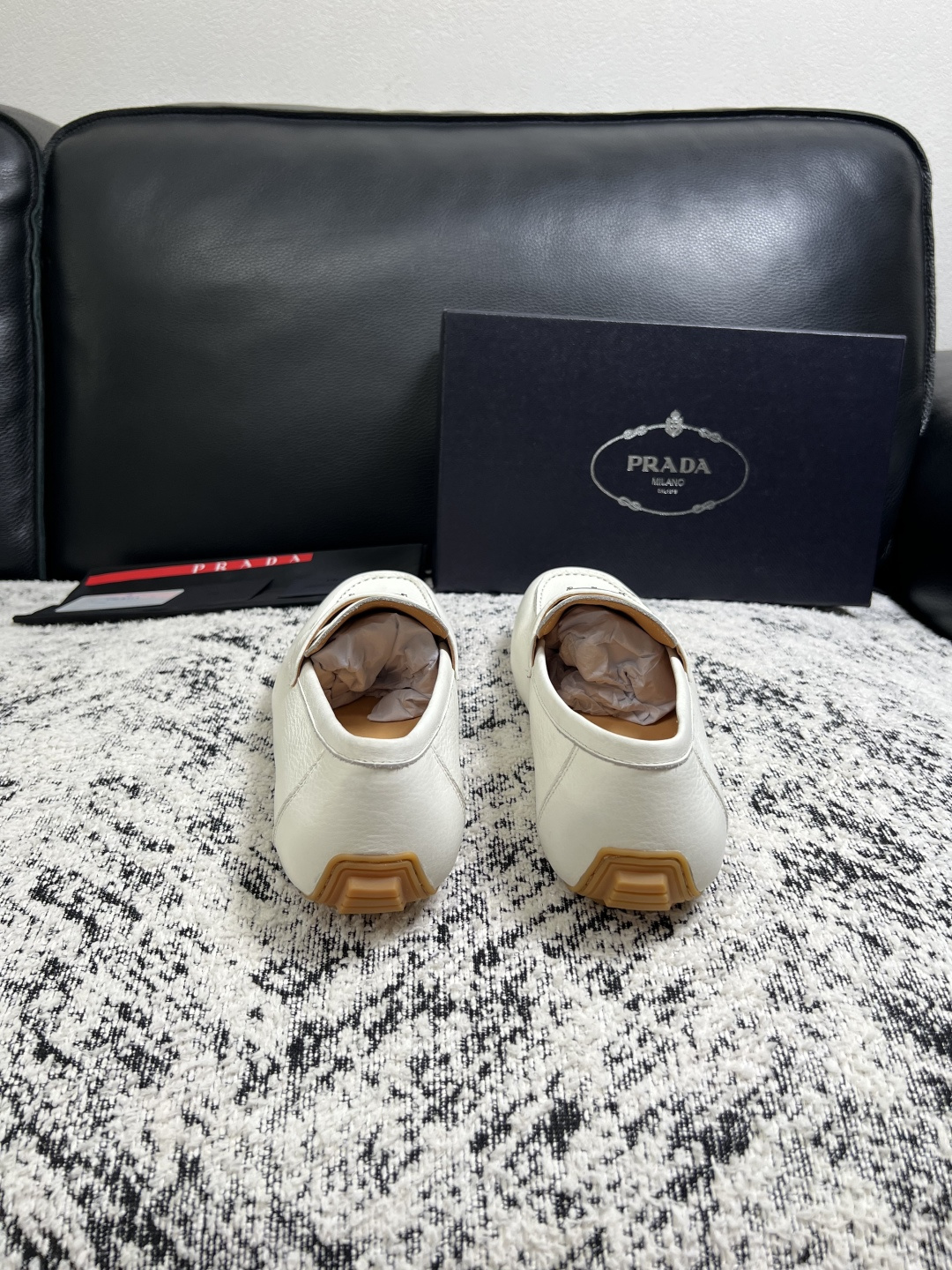 PRADA  高品质  顶级工艺品 普拉达 豆豆鞋专柜同步 原厂配置，意大利进口原版牛皮面料，透气舒适进