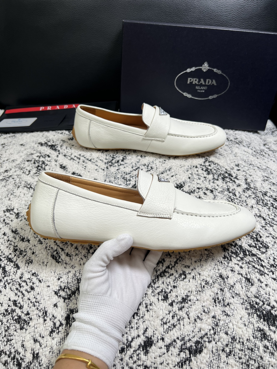 PRADA  高品质  顶级工艺品 普拉达 豆豆鞋专柜同步 原厂配置，意大利进口原版牛皮面料，透气舒适进