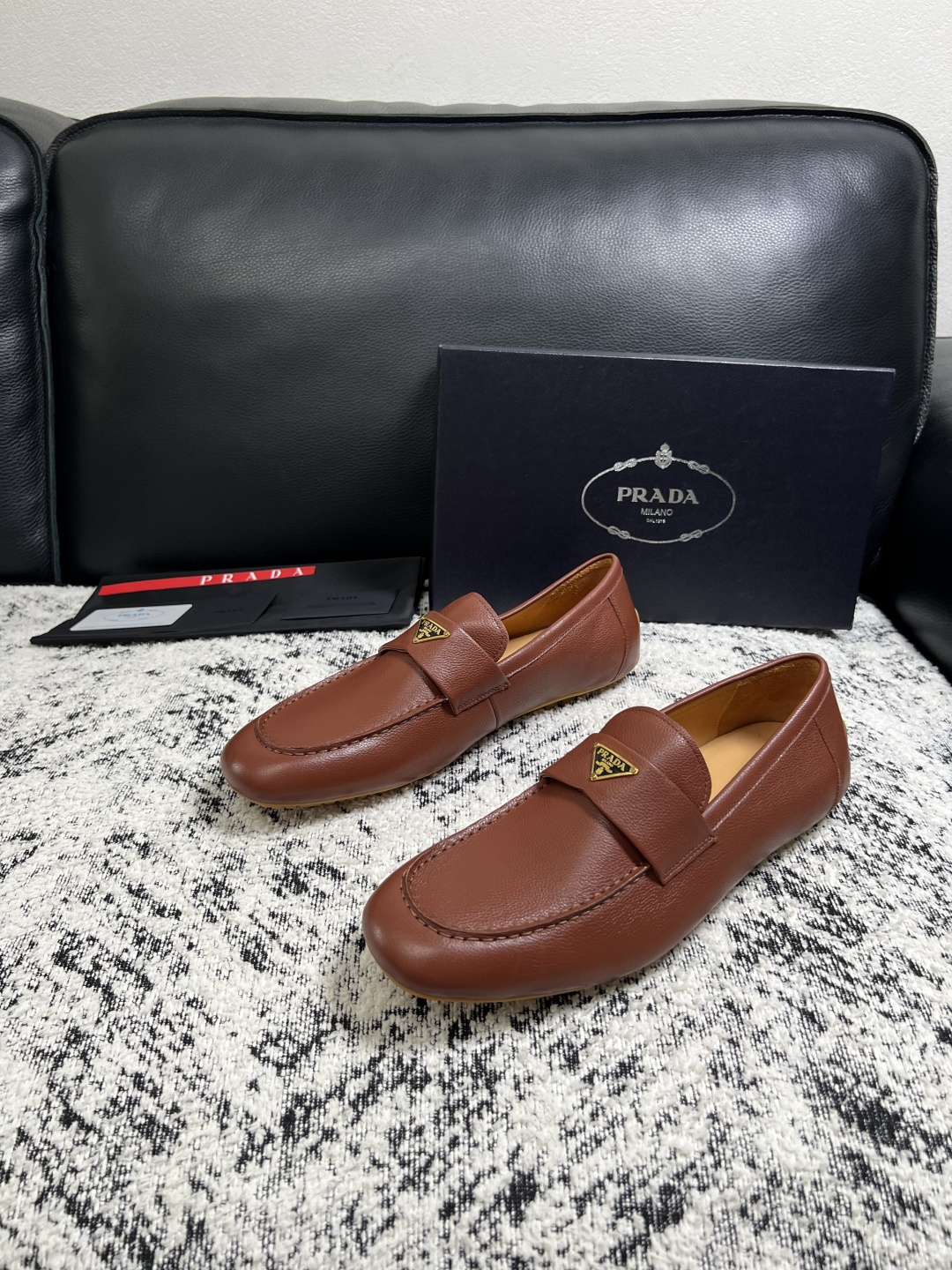 PRADA  高品质  顶级工艺品 普拉达 豆豆鞋专柜同步 原厂配置，意大利进口原版牛皮面料，透气舒适进