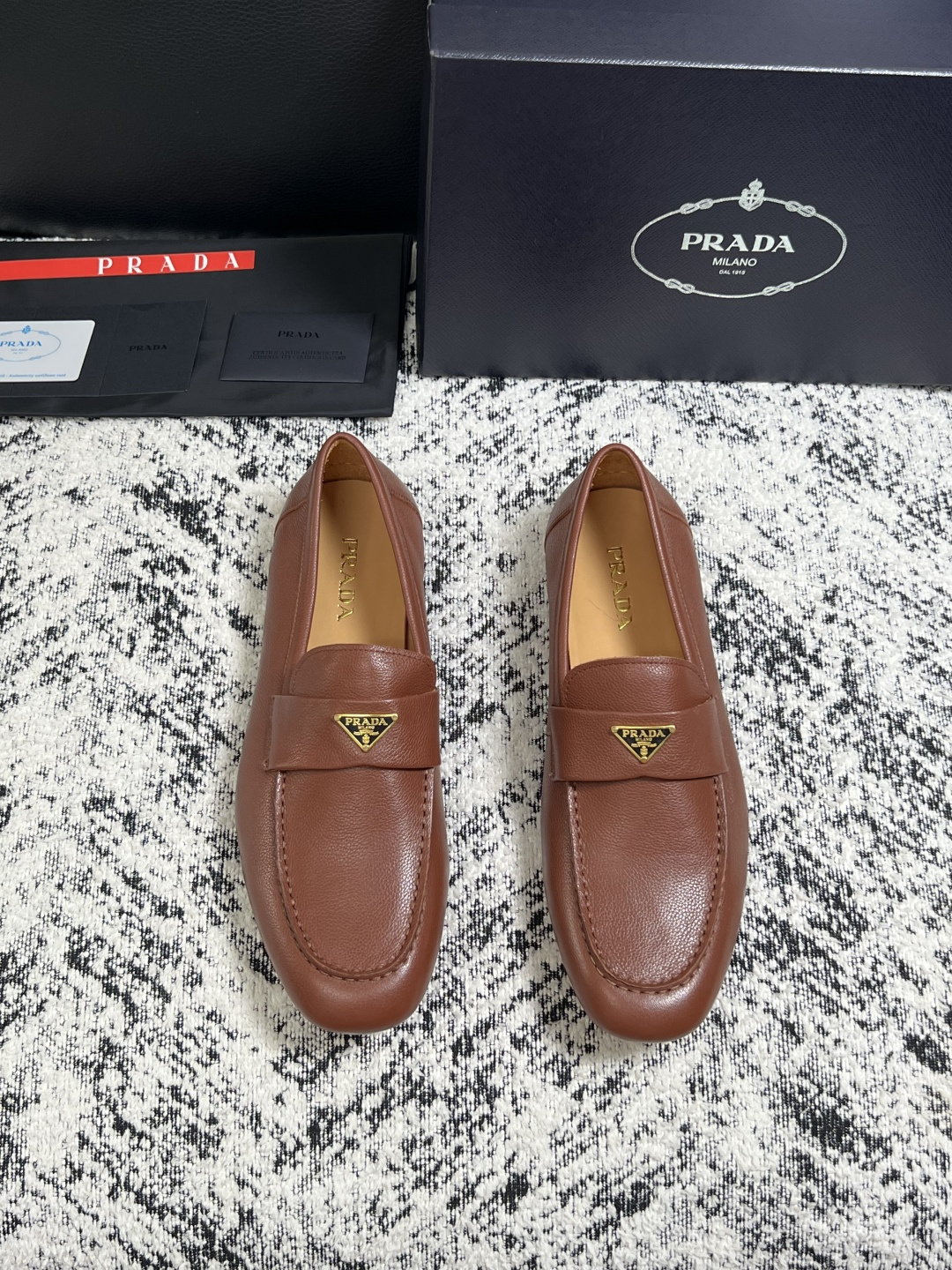 PRADA  高品质  顶级工艺品 普拉达 豆豆鞋专柜同步 原厂配置，意大利进口原版牛皮面料，透气舒适进