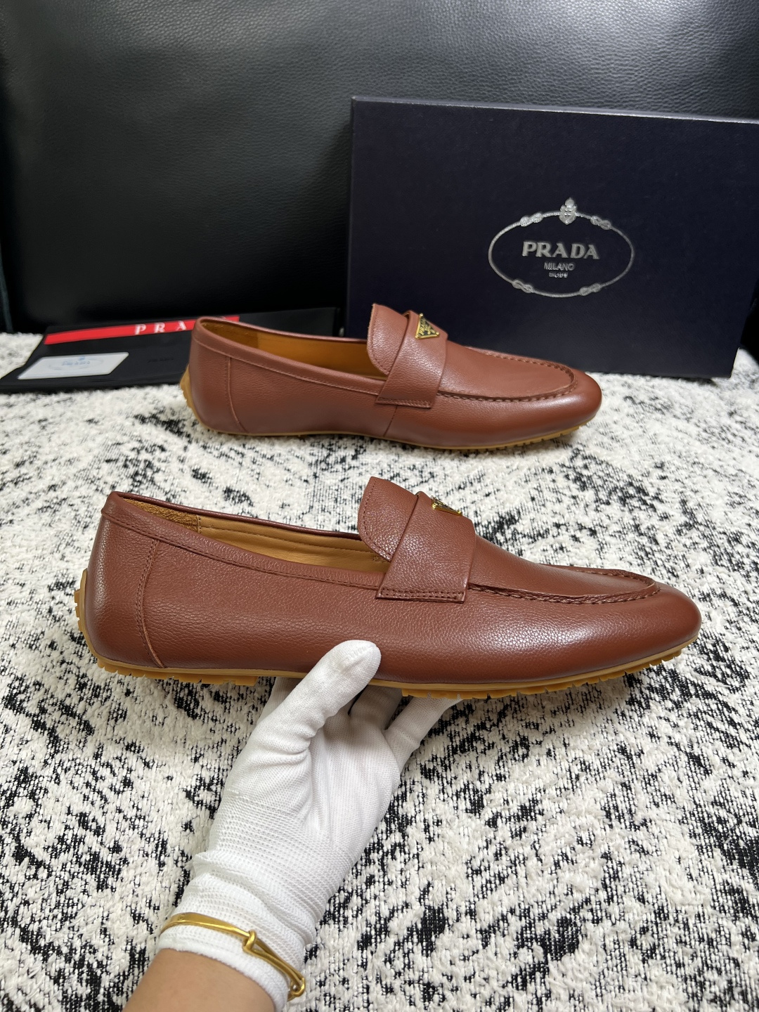 PRADA  高品质  顶级工艺品 普拉达 豆豆鞋专柜同步 原厂配置，意大利进口原版牛皮面料，透气舒适进
