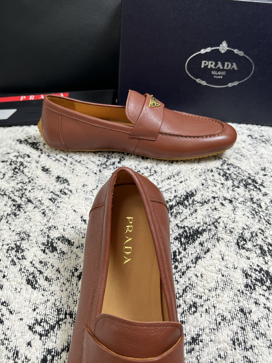 PRADA  高品质  顶级工艺品 普拉达 豆豆鞋专柜同步 原厂配置，意大利进口原版牛皮面料，透气舒适进