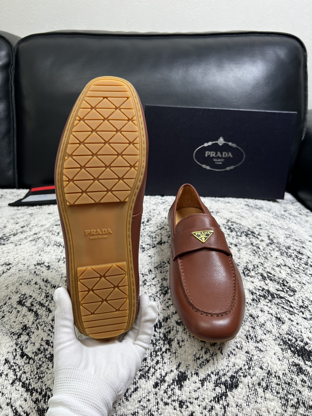 PRADA  高品质  顶级工艺品 普拉达 豆豆鞋专柜同步 原厂配置，意大利进口原版牛皮面料，透气舒适进