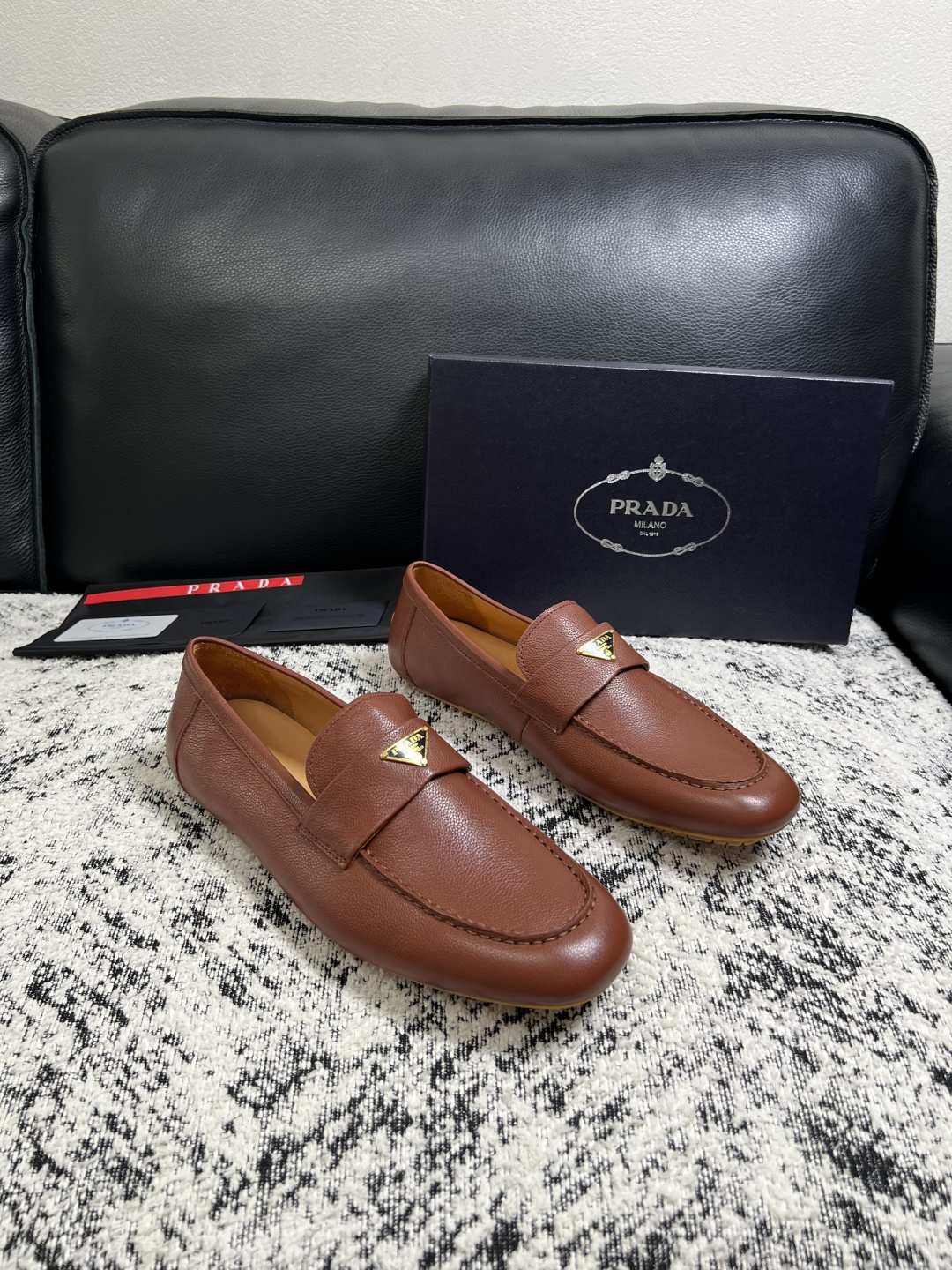 PRADA  高品质  顶级工艺品 普拉达 豆豆鞋专柜同步 原厂配置，意大利进口原版牛皮面料，透气舒适进