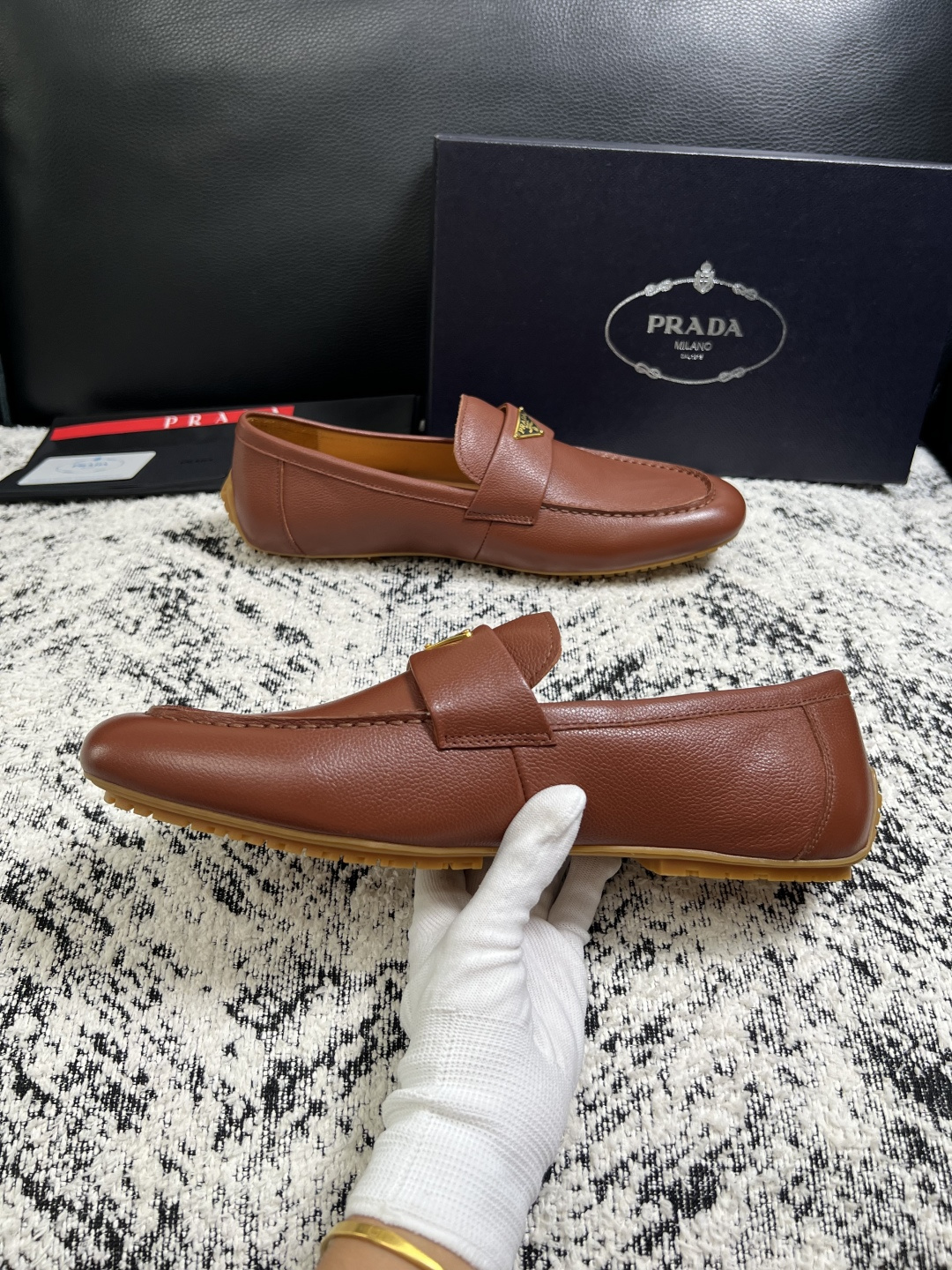 PRADA  高品质  顶级工艺品 普拉达 豆豆鞋专柜同步 原厂配置，意大利进口原版牛皮面料，透气舒适进