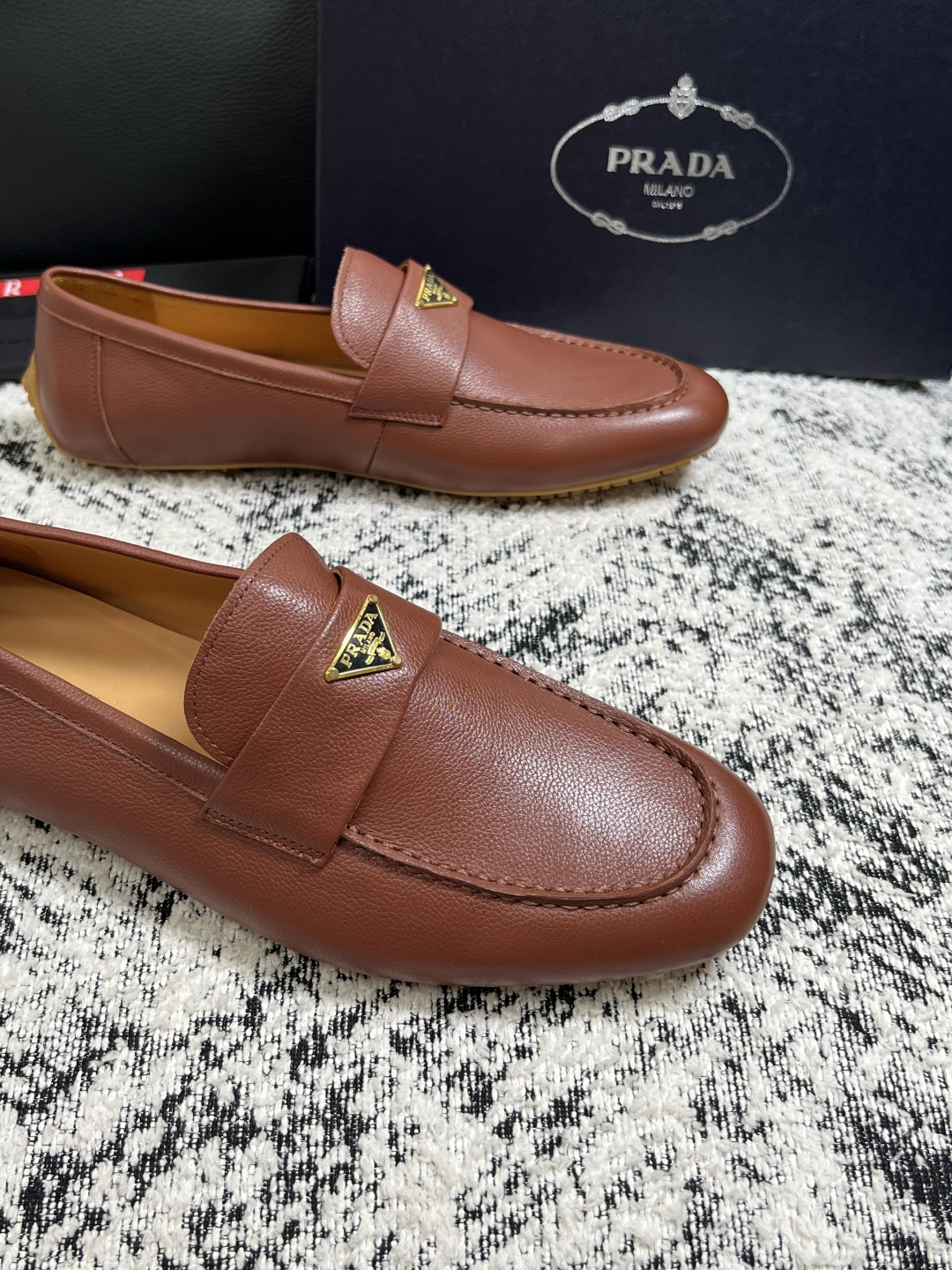PRADA  高品质  顶级工艺品 普拉达 豆豆鞋专柜同步 原厂配置，意大利进口原版牛皮面料，透气舒适进