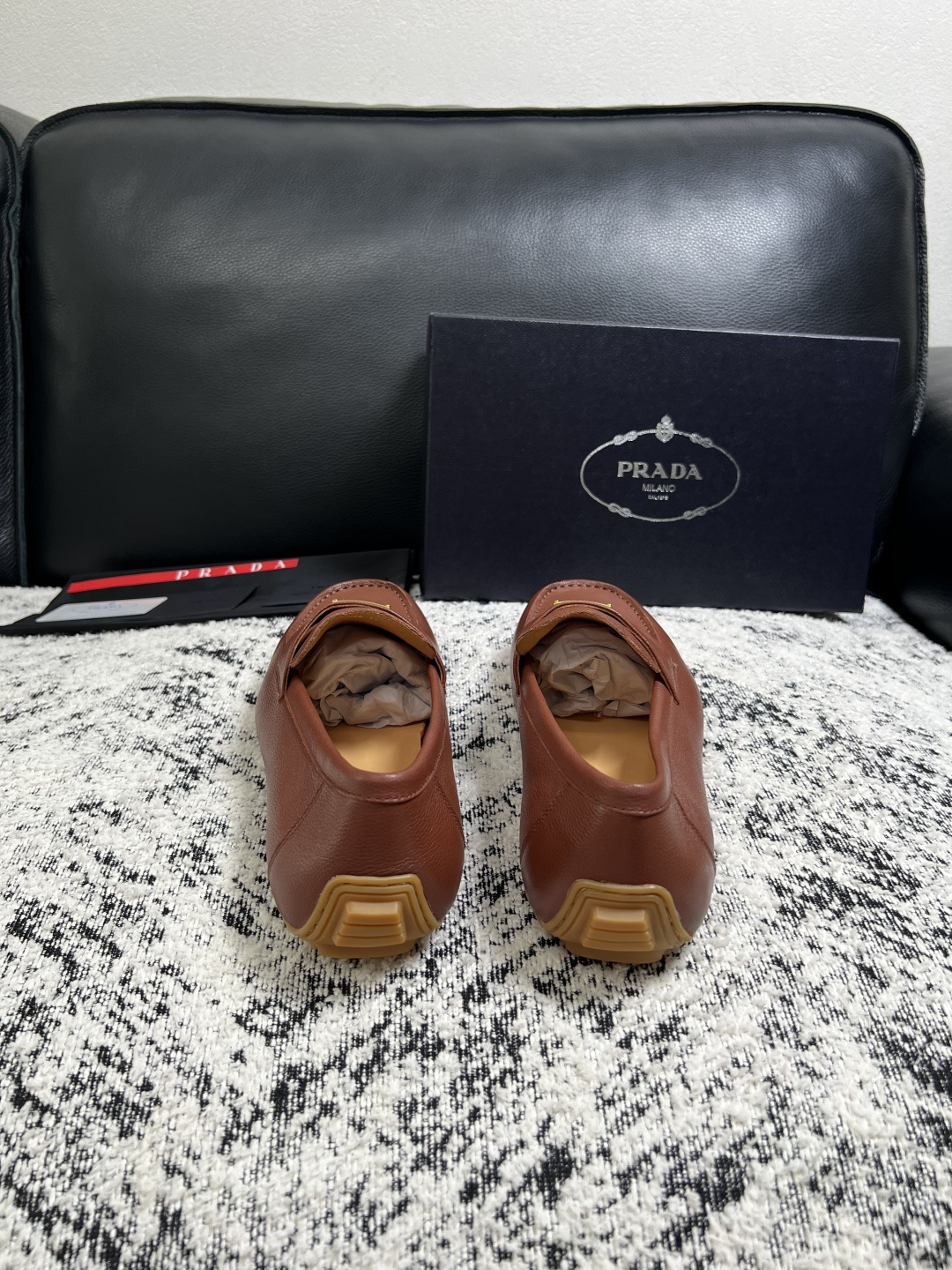 PRADA  高品质  顶级工艺品 普拉达 豆豆鞋专柜同步 原厂配置，意大利进口原版牛皮面料，透气舒适进
