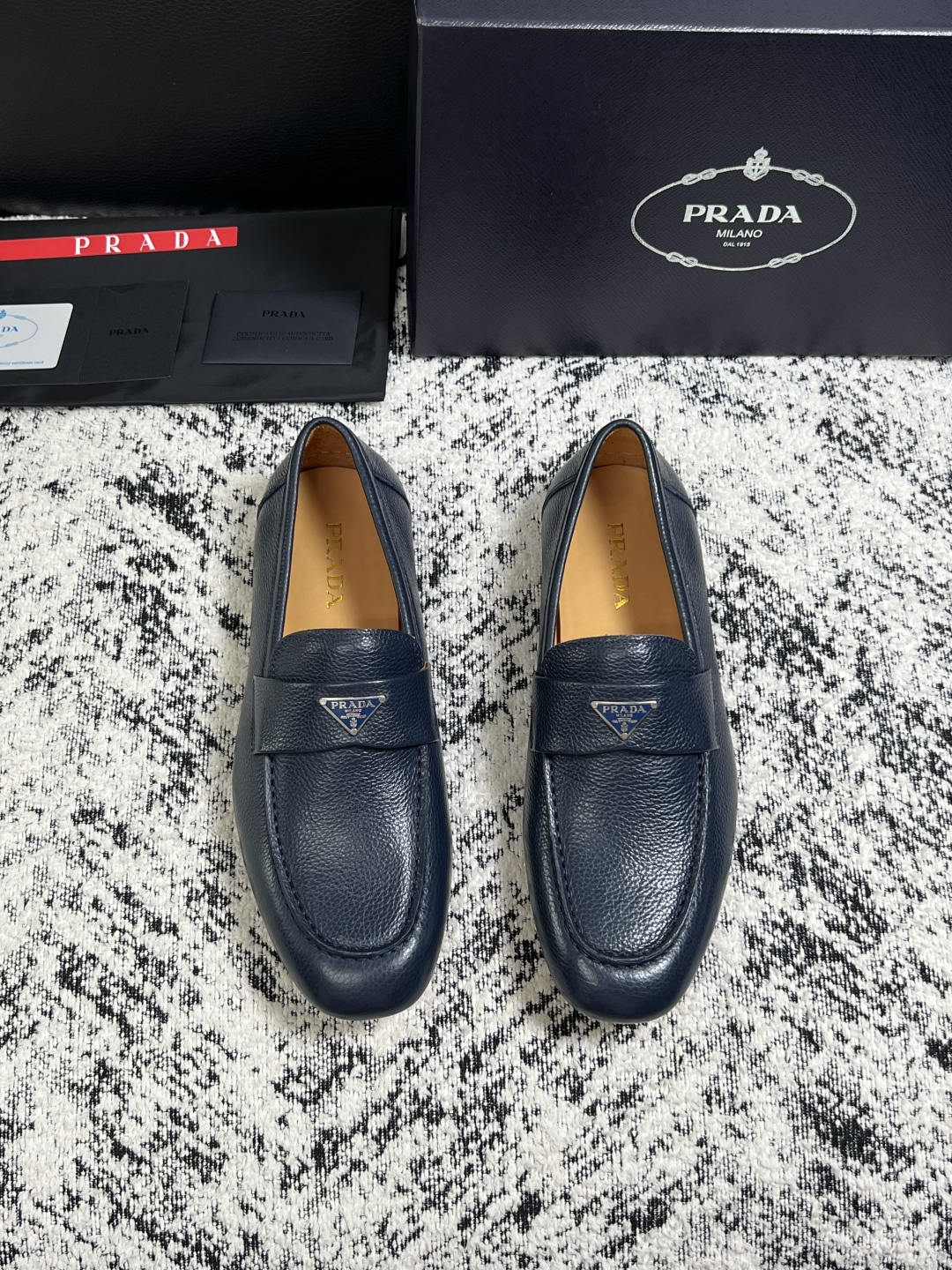 PRADA  高品质  顶级工艺品 普拉达 豆豆鞋专柜同步 原厂配置，意大利进口原版牛皮面料，透气舒适进