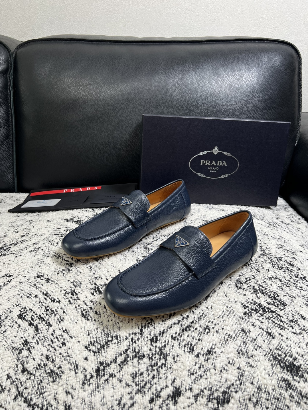 PRADA  高品质  顶级工艺品 普拉达 豆豆鞋专柜同步 原厂配置，意大利进口原版牛皮面料，透气舒适进