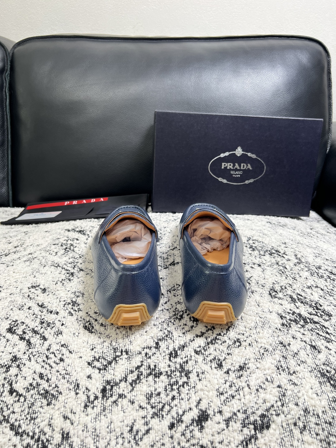 PRADA  高品质  顶级工艺品 普拉达 豆豆鞋专柜同步 原厂配置，意大利进口原版牛皮面料，透气舒适进