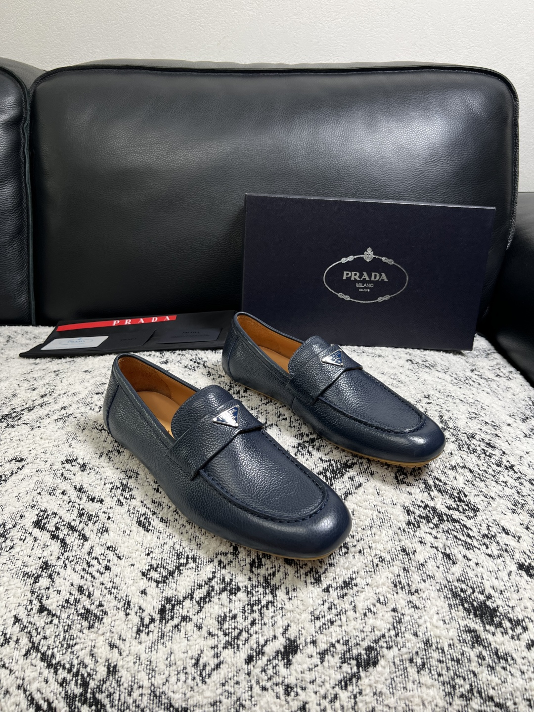 PRADA  高品质  顶级工艺品 普拉达 豆豆鞋专柜同步 原厂配置，意大利进口原版牛皮面料，透气舒适进