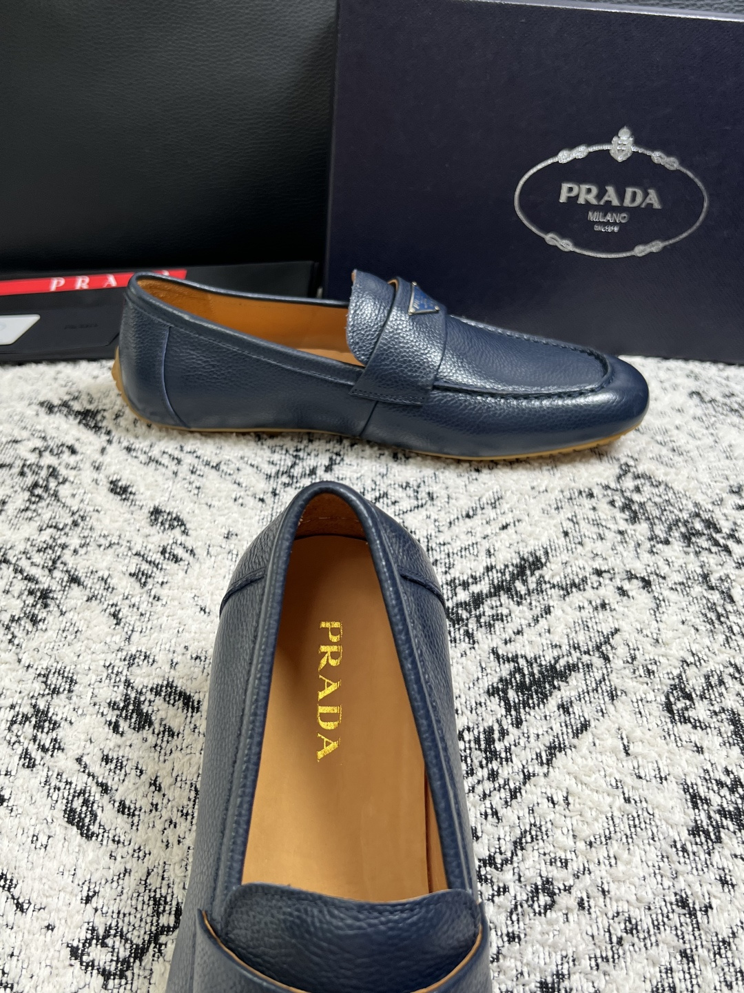 PRADA  高品质  顶级工艺品 普拉达 豆豆鞋专柜同步 原厂配置，意大利进口原版牛皮面料，透气舒适进