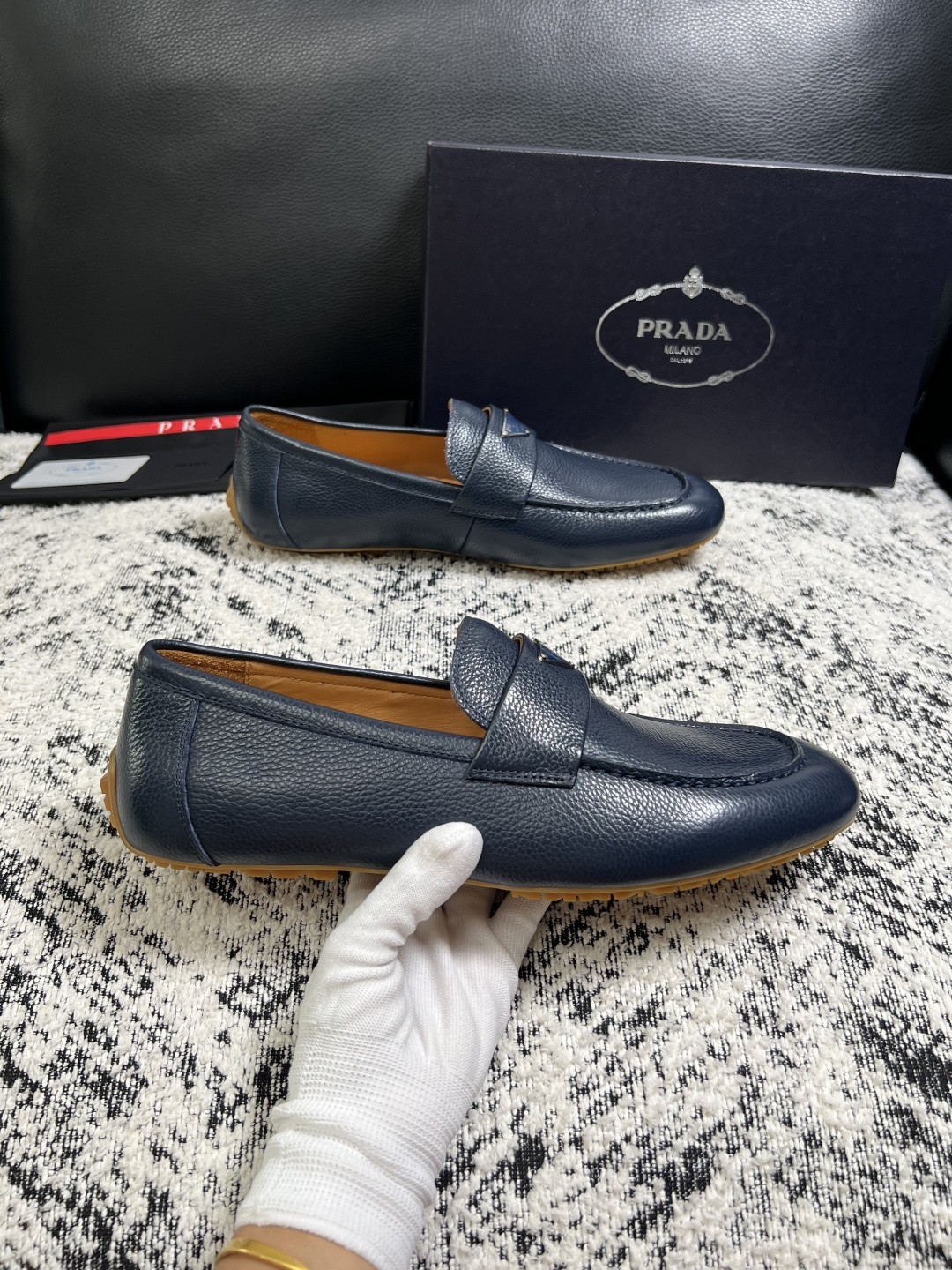 PRADA  高品质  顶级工艺品 普拉达 豆豆鞋专柜同步 原厂配置，意大利进口原版牛皮面料，透气舒适进