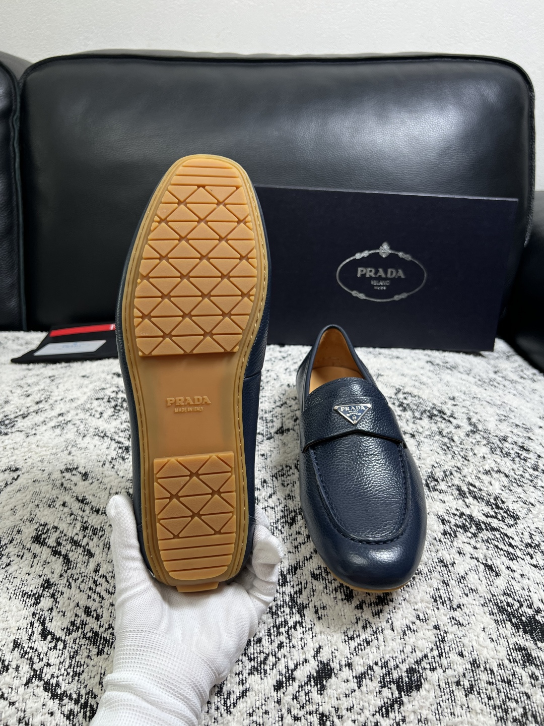 PRADA  高品质  顶级工艺品 普拉达 豆豆鞋专柜同步 原厂配置，意大利进口原版牛皮面料，透气舒适进