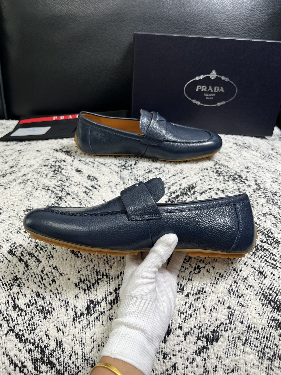 PRADA  高品质  顶级工艺品 普拉达 豆豆鞋专柜同步 原厂配置，意大利进口原版牛皮面料，透气舒适进