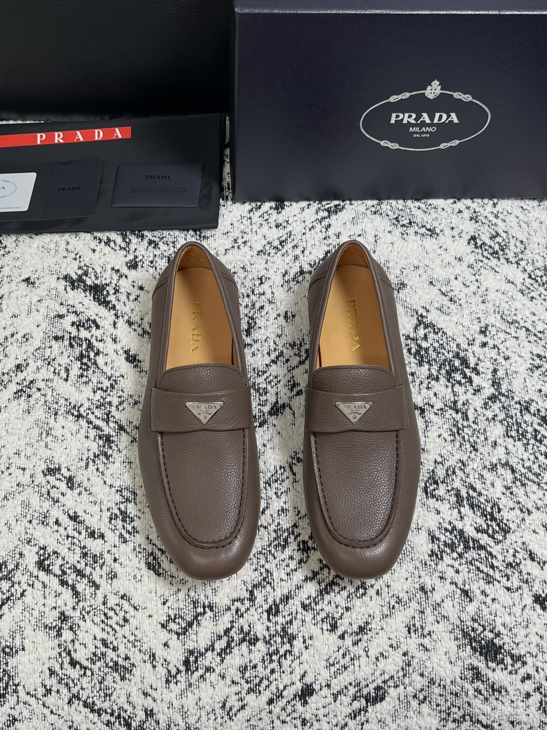 PRADA  高品质  顶级工艺品 普拉达 豆豆鞋专柜同步 原厂配置，意大利进口原版牛皮面料，透气舒适进