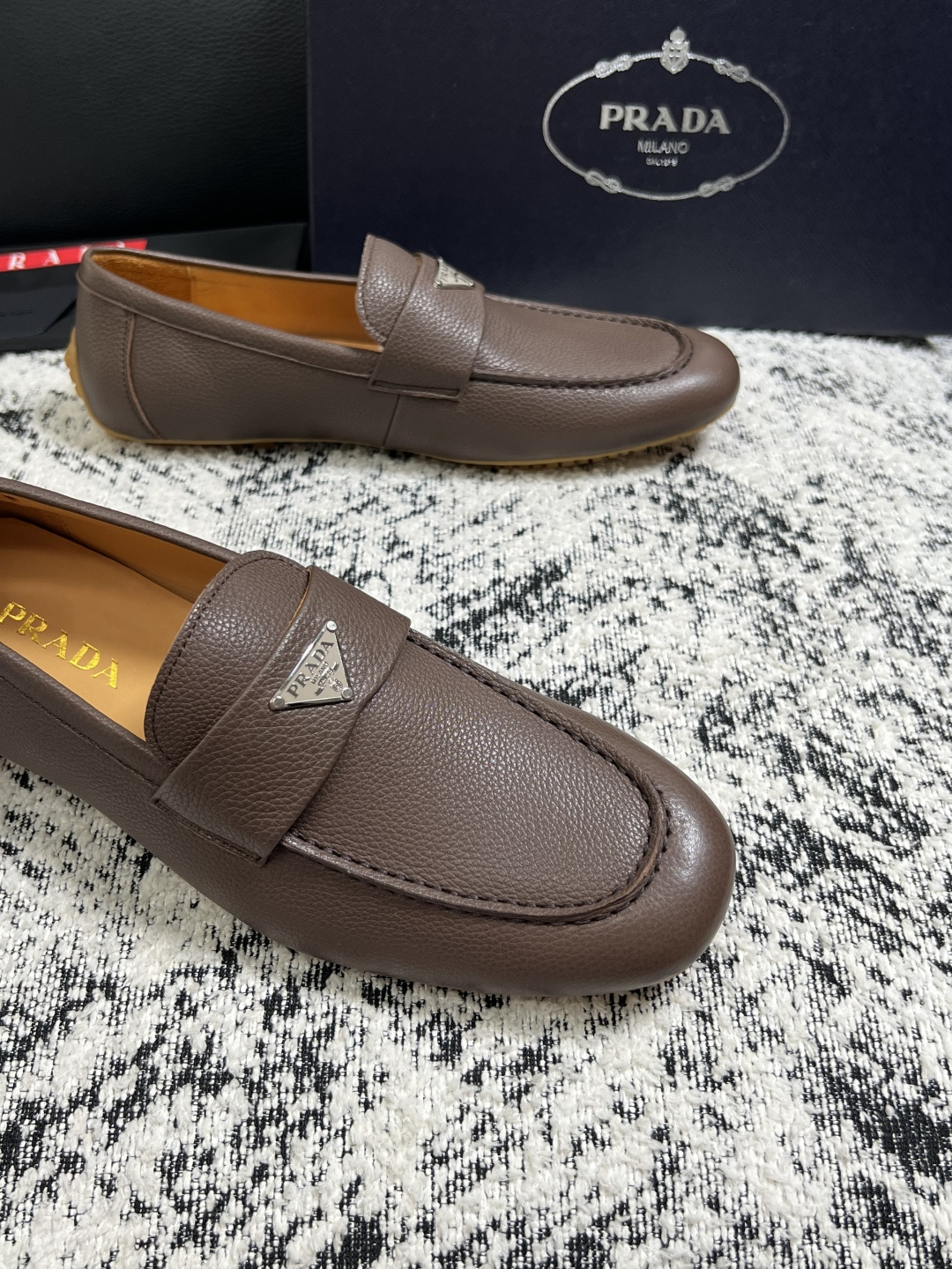 PRADA  高品质  顶级工艺品 普拉达 豆豆鞋专柜同步 原厂配置，意大利进口原版牛皮面料，透气舒适进