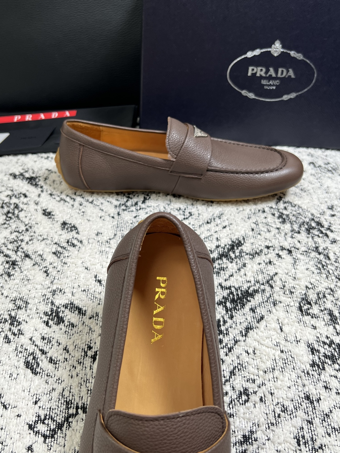 PRADA  高品质  顶级工艺品 普拉达 豆豆鞋专柜同步 原厂配置，意大利进口原版牛皮面料，透气舒适进
