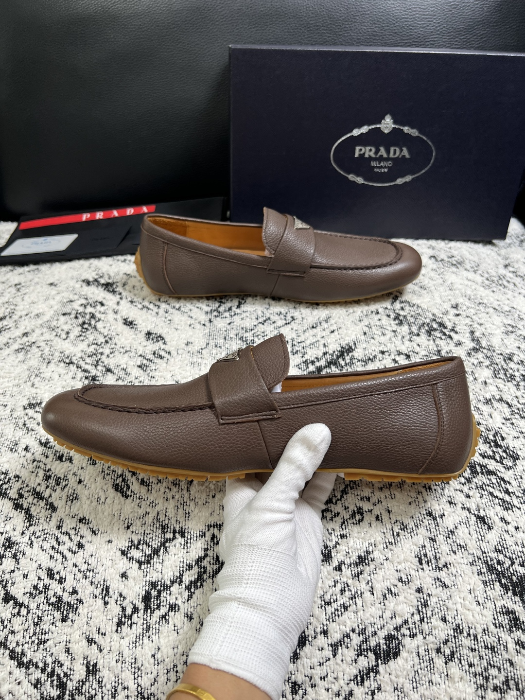 PRADA  高品质  顶级工艺品 普拉达 豆豆鞋专柜同步 原厂配置，意大利进口原版牛皮面料，透气舒适进