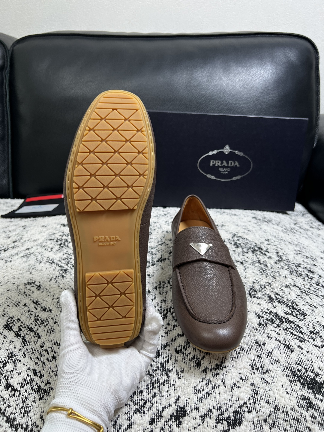 PRADA  高品质  顶级工艺品 普拉达 豆豆鞋专柜同步 原厂配置，意大利进口原版牛皮面料，透气舒适进