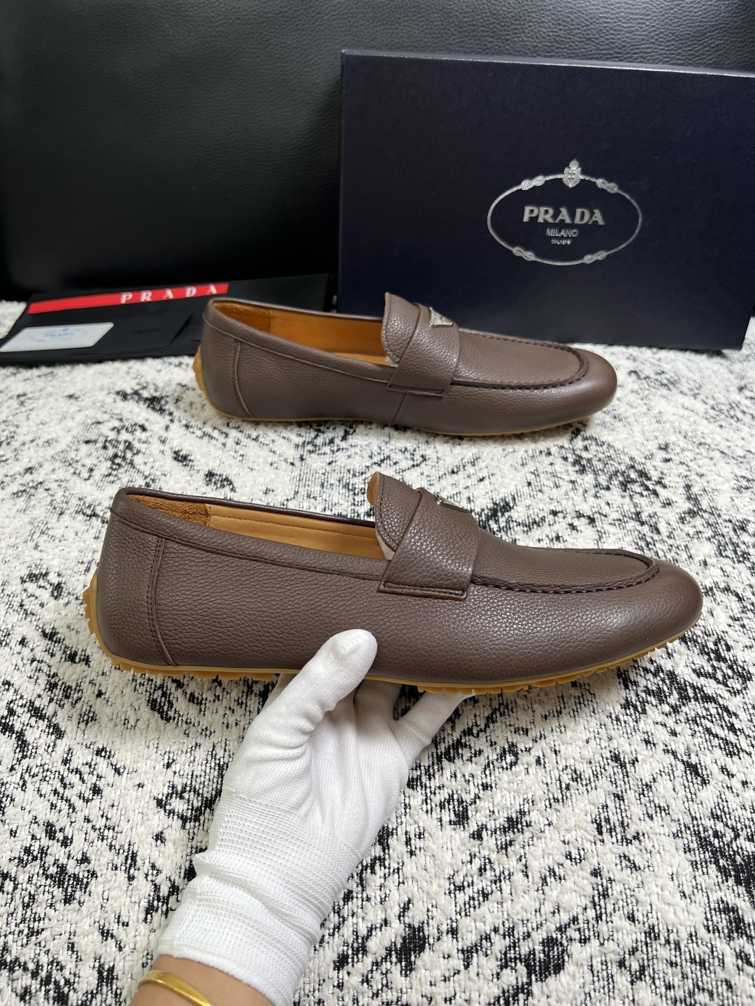 PRADA  高品质  顶级工艺品 普拉达 豆豆鞋专柜同步 原厂配置，意大利进口原版牛皮面料，透气舒适进