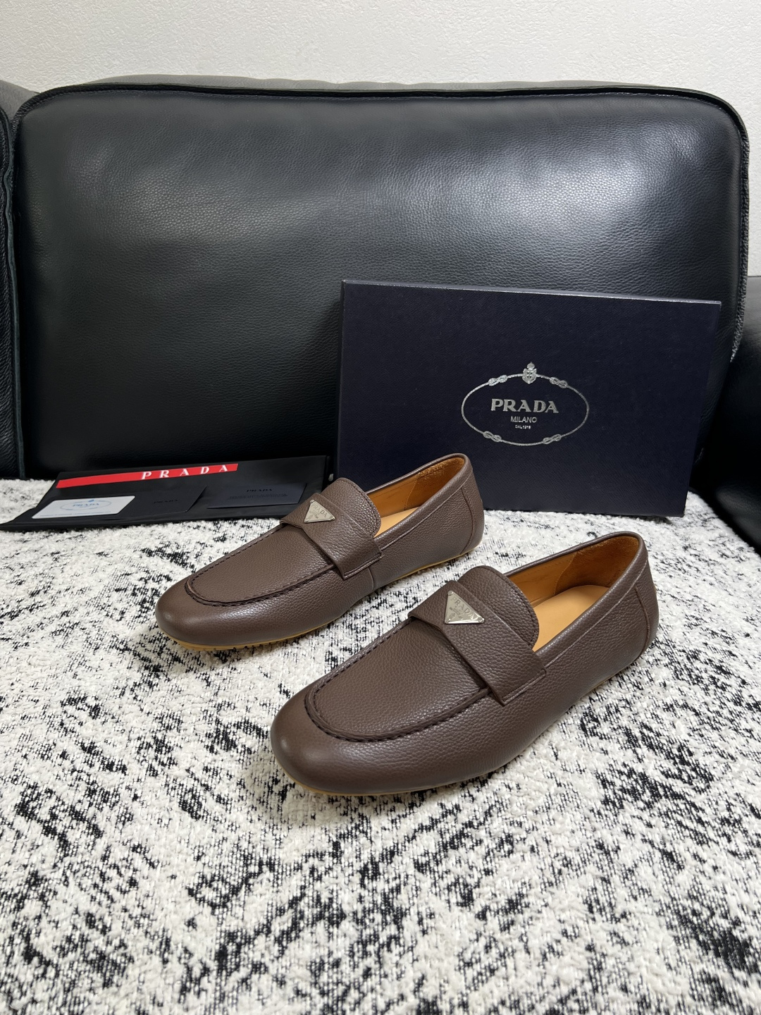 PRADA  高品质  顶级工艺品 普拉达 豆豆鞋专柜同步 原厂配置，意大利进口原版牛皮面料，透气舒适进