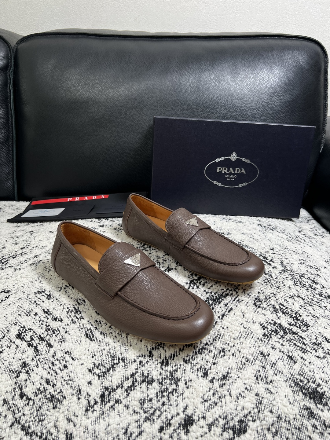 PRADA  高品质  顶级工艺品 普拉达 豆豆鞋专柜同步 原厂配置，意大利进口原版牛皮面料，透气舒适进