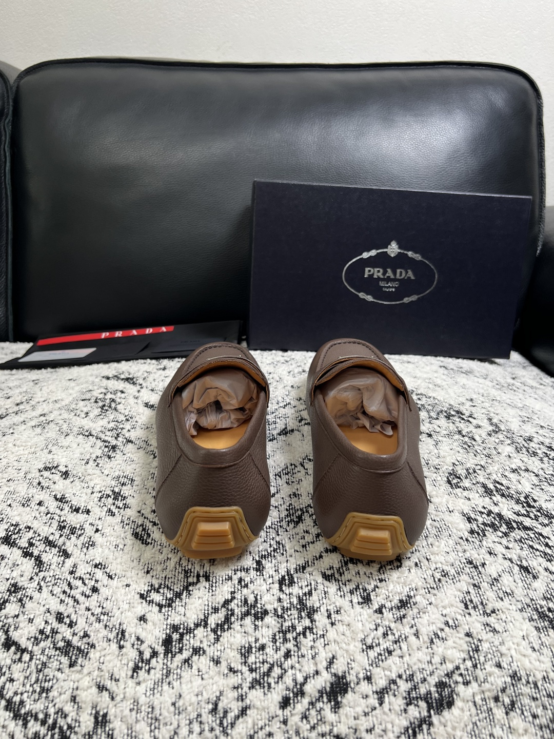PRADA  高品质  顶级工艺品 普拉达 豆豆鞋专柜同步 原厂配置，意大利进口原版牛皮面料，透气舒适进