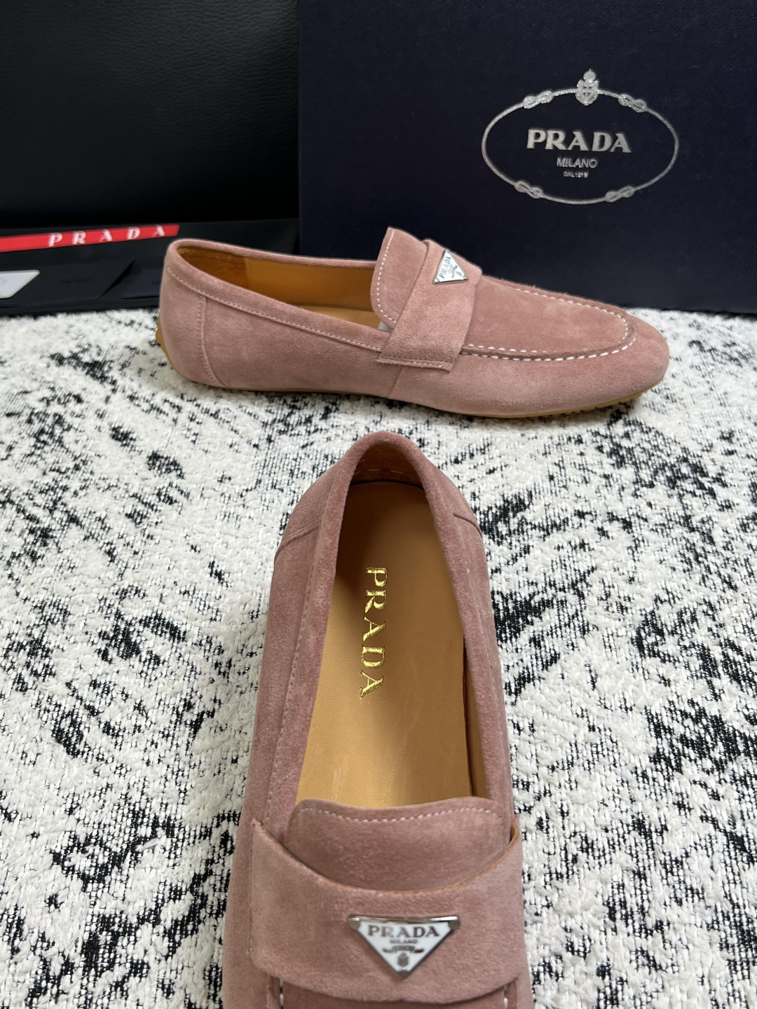 PRADA  高品质  顶级工艺品 普拉达 豆豆鞋专柜同步 原厂配置，意大利进口原版牛皮面料，透气舒适进