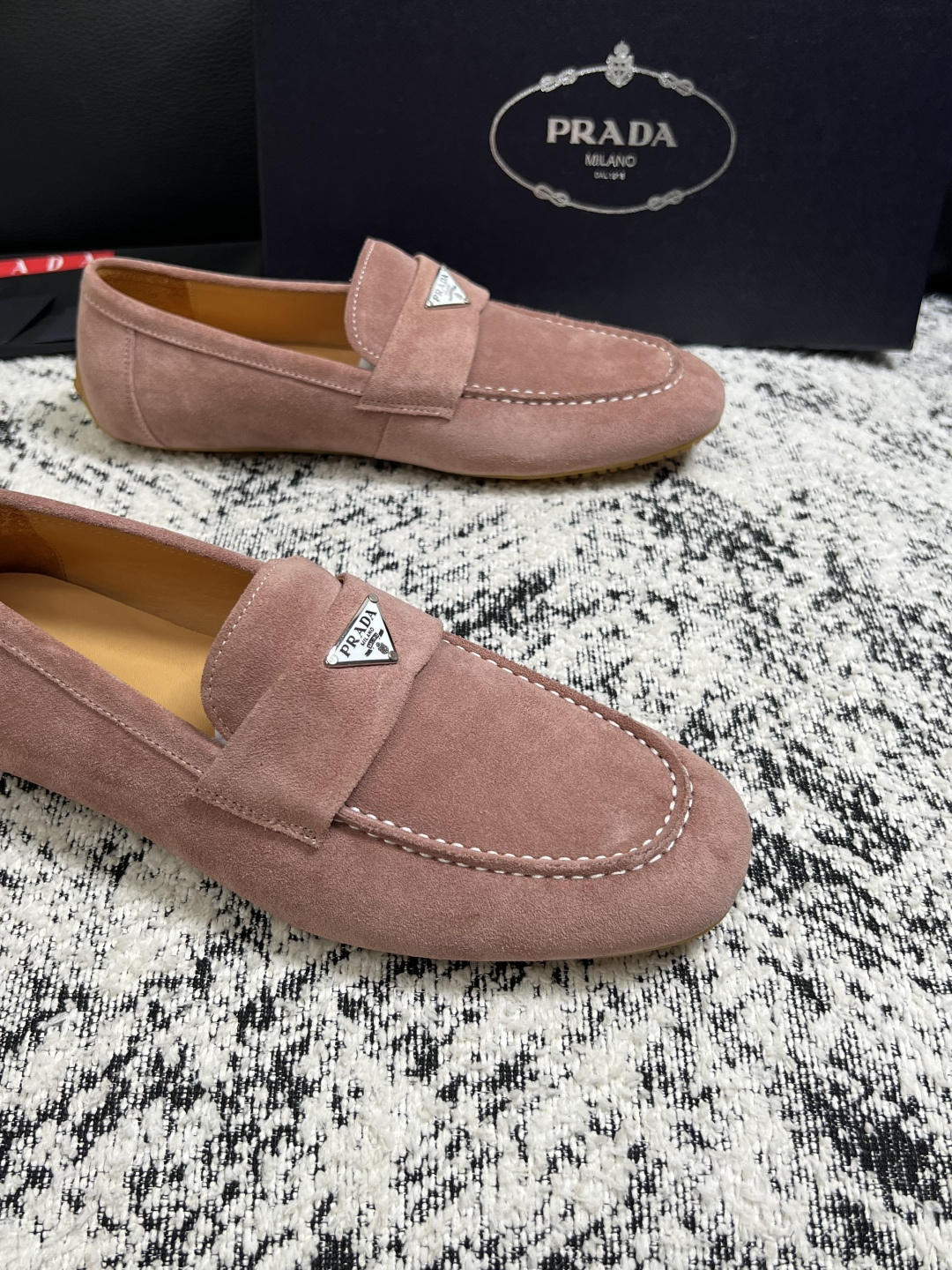 PRADA  高品质  顶级工艺品 普拉达 豆豆鞋专柜同步 原厂配置，意大利进口原版牛皮面料，透气舒适进