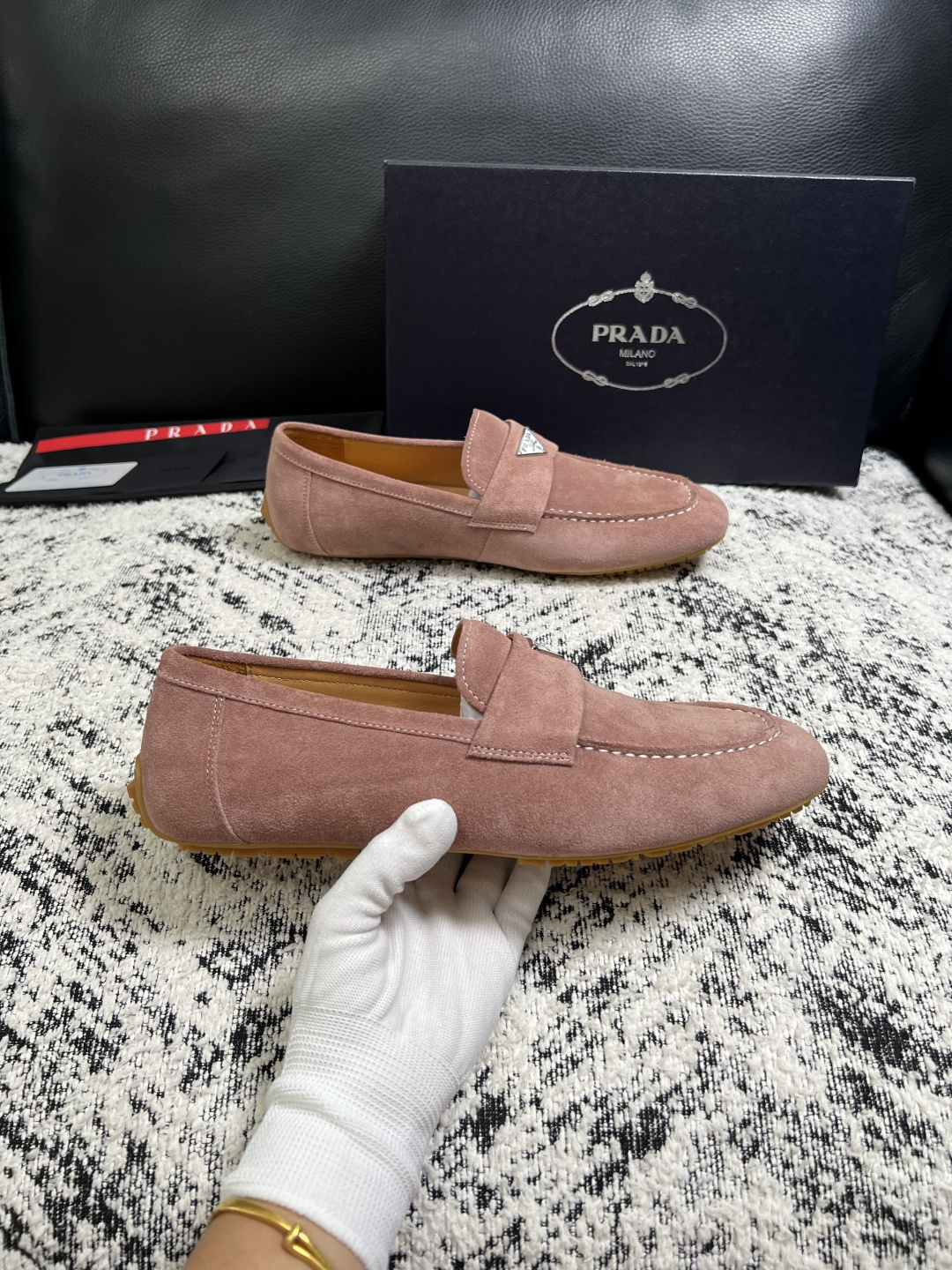 PRADA  高品质  顶级工艺品 普拉达 豆豆鞋专柜同步 原厂配置，意大利进口原版牛皮面料，透气舒适进