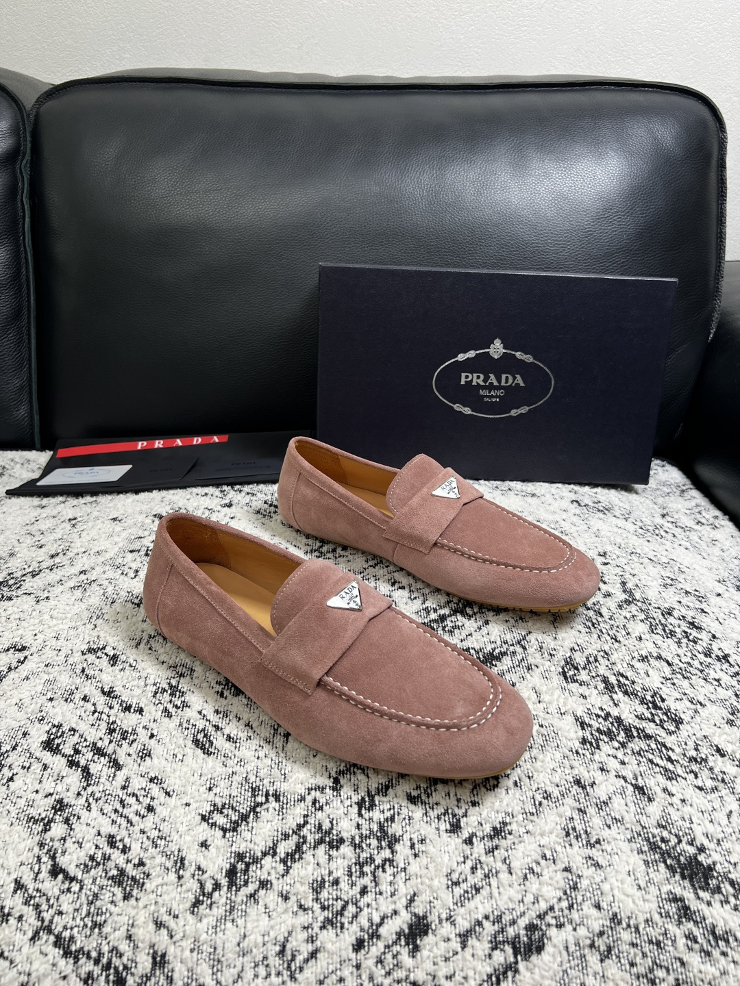 PRADA  高品质  顶级工艺品 普拉达 豆豆鞋专柜同步 原厂配置，意大利进口原版牛皮面料，透气舒适进