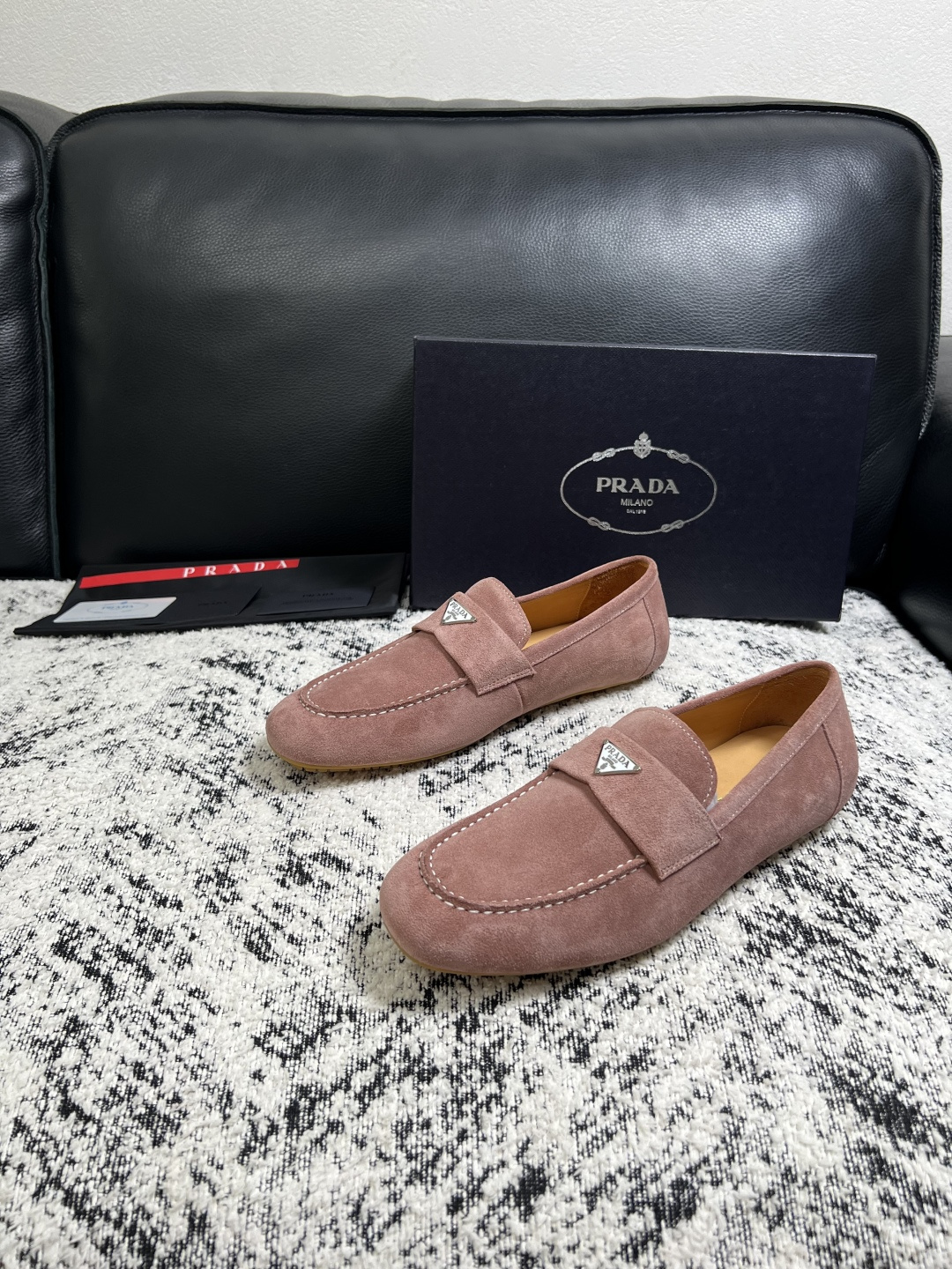 PRADA  高品质  顶级工艺品 普拉达 豆豆鞋专柜同步 原厂配置，意大利进口原版牛皮面料，透气舒适进