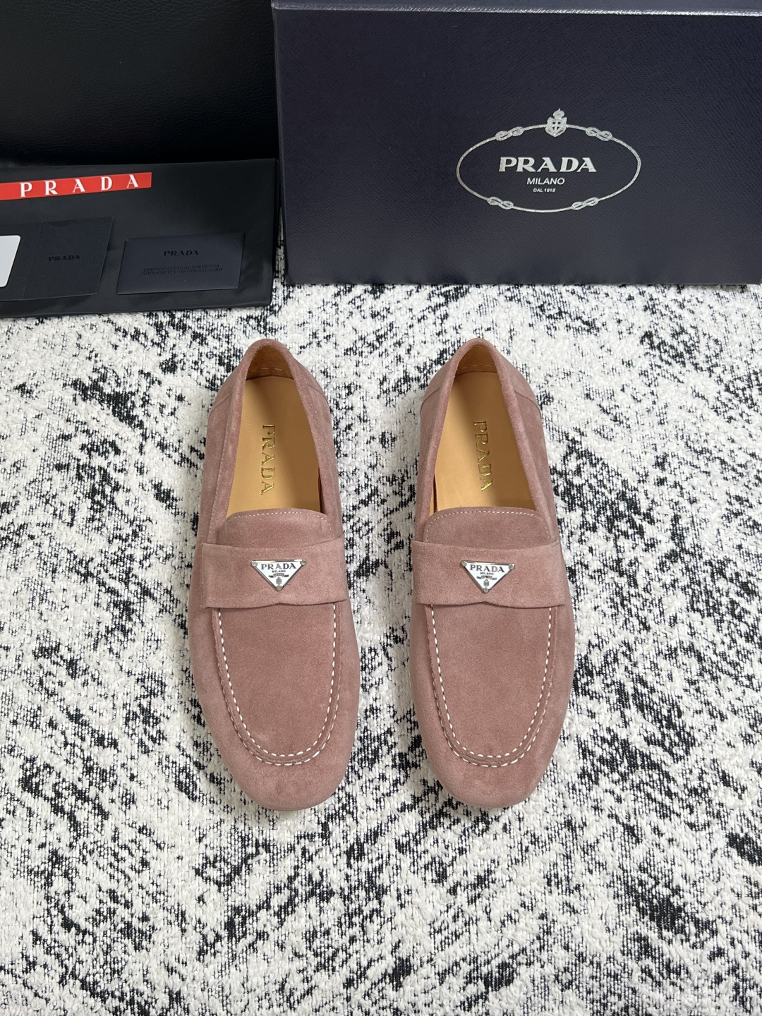 PRADA  高品质  顶级工艺品 普拉达 豆豆鞋专柜同步 原厂配置，意大利进口原版牛皮面料，透气舒适进