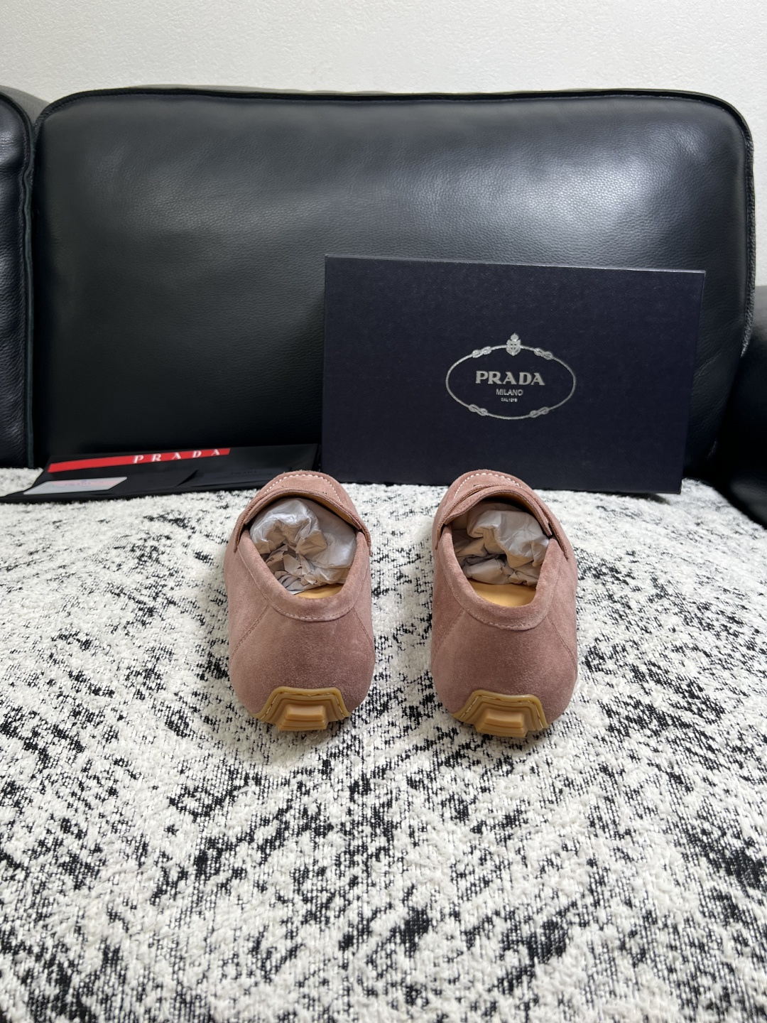 PRADA  高品质  顶级工艺品 普拉达 豆豆鞋专柜同步 原厂配置，意大利进口原版牛皮面料，透气舒适进