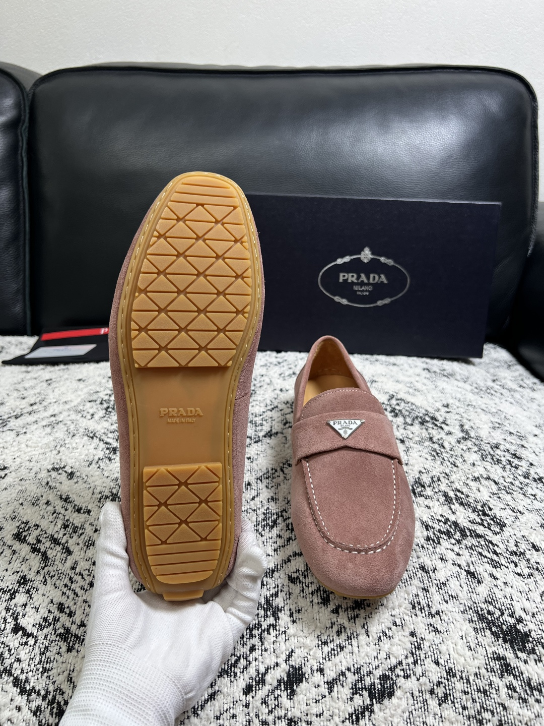 PRADA  高品质  顶级工艺品 普拉达 豆豆鞋专柜同步 原厂配置，意大利进口原版牛皮面料，透气舒适进