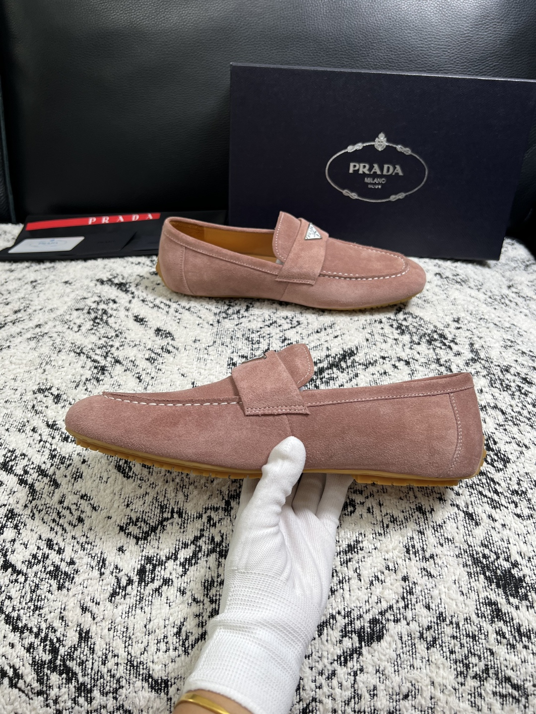 PRADA  高品质  顶级工艺品 普拉达 豆豆鞋专柜同步 原厂配置，意大利进口原版牛皮面料，透气舒适进