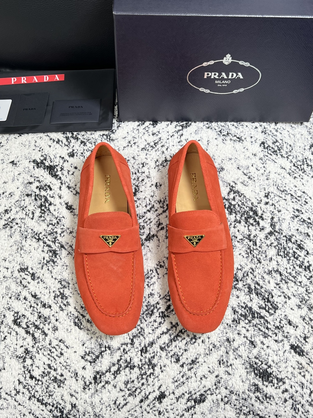 PRADA  高品质  顶级工艺品 普拉达 豆豆鞋专柜同步 原厂配置，意大利进口原版牛皮面料，透气舒适进