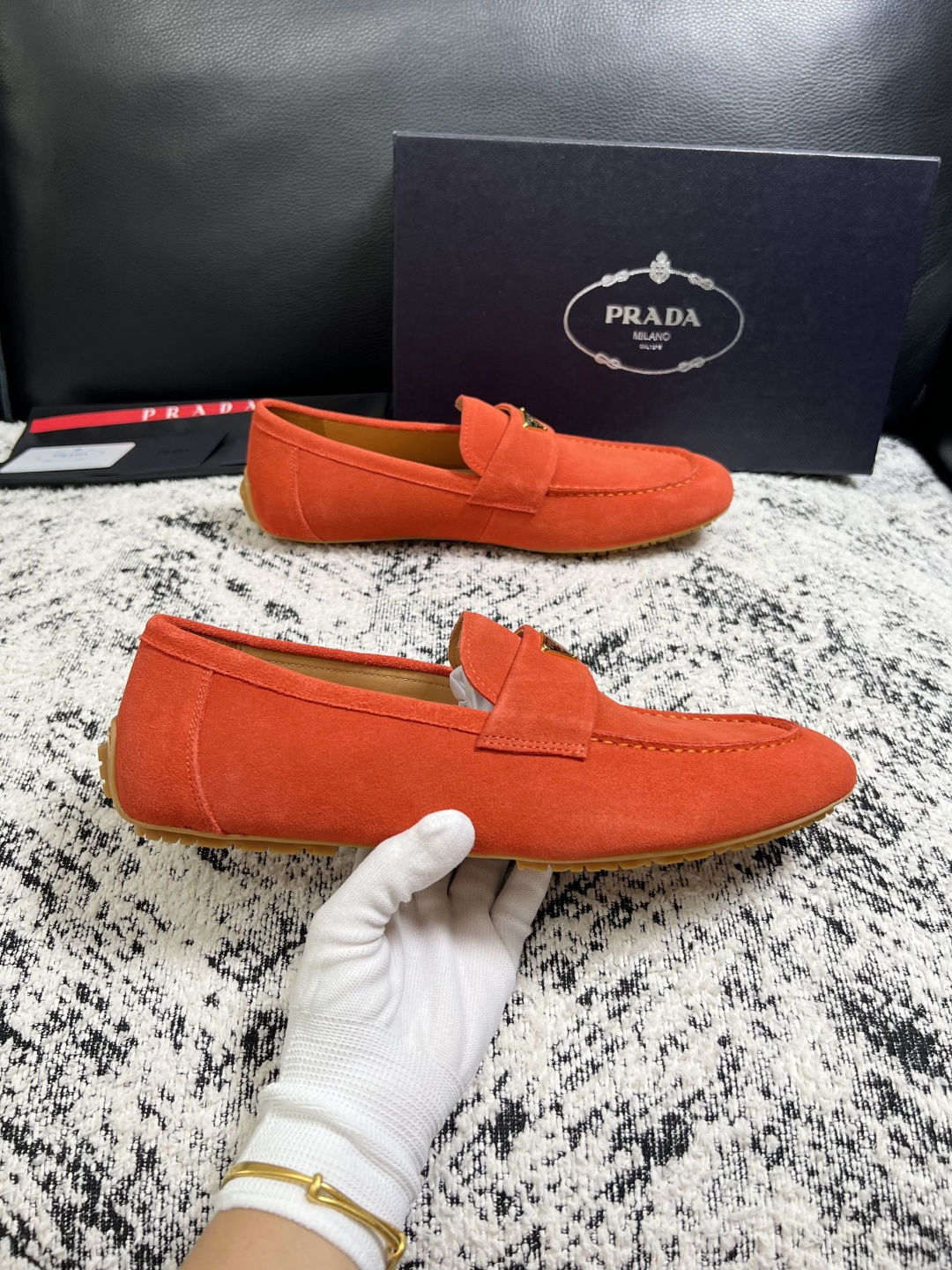 PRADA  高品质  顶级工艺品 普拉达 豆豆鞋专柜同步 原厂配置，意大利进口原版牛皮面料，透气舒适进