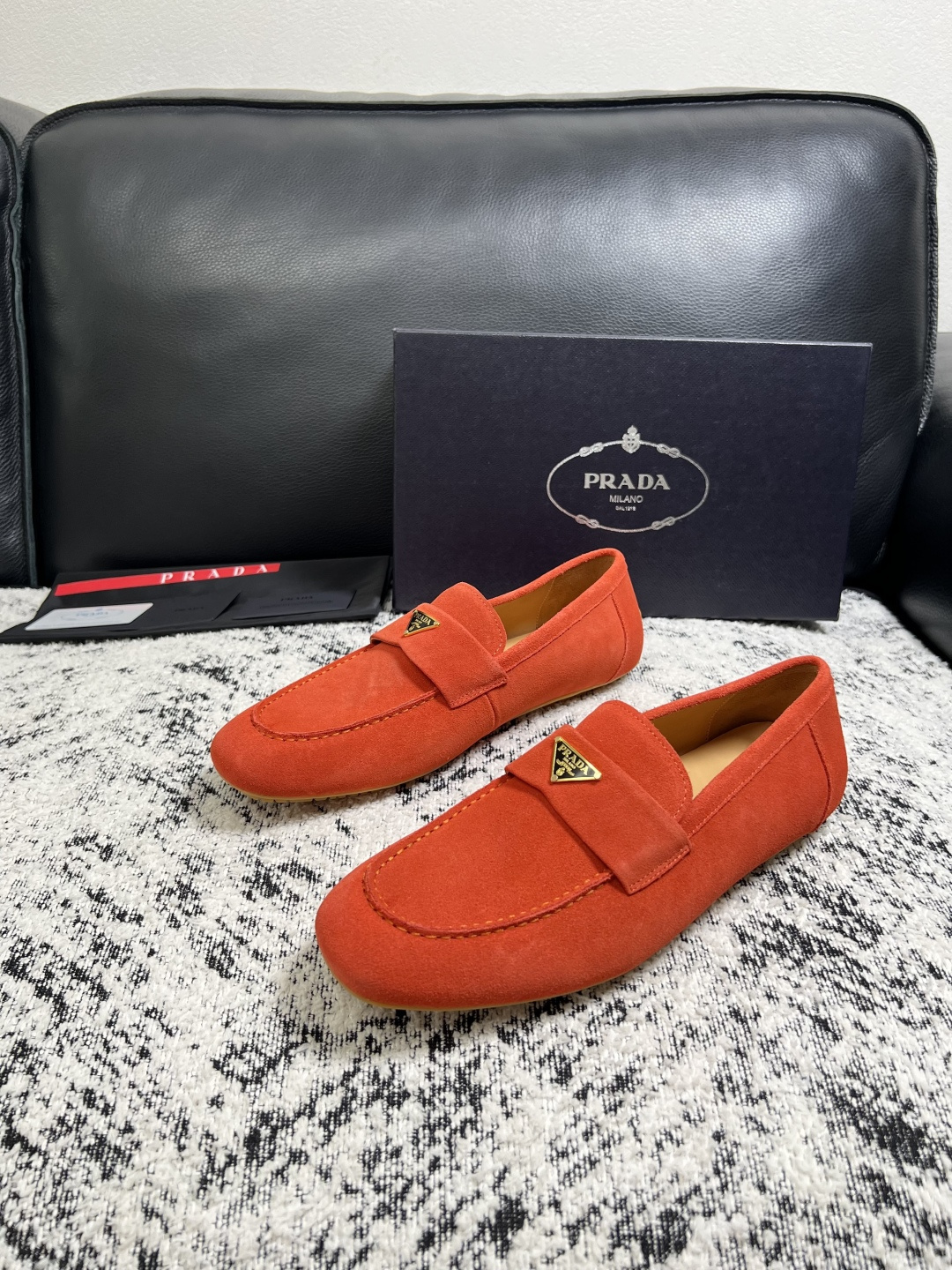 PRADA  高品质  顶级工艺品 普拉达 豆豆鞋专柜同步 原厂配置，意大利进口原版牛皮面料，透气舒适进