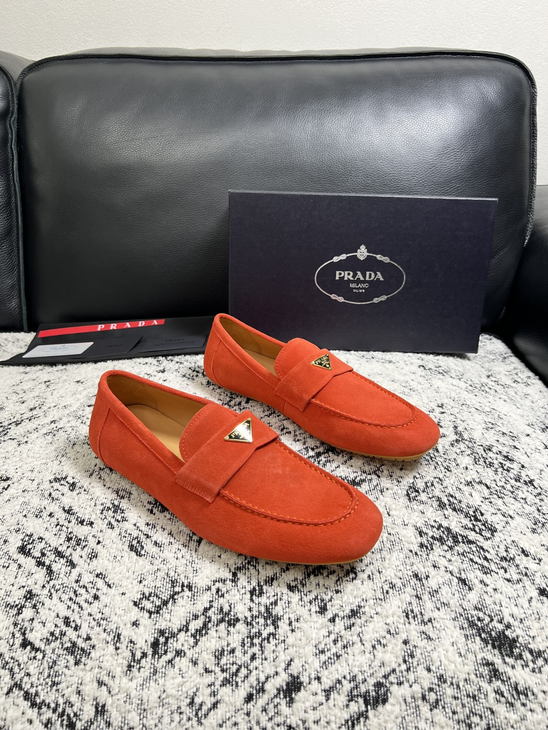 PRADA  高品质  顶级工艺品 普拉达 豆豆鞋专柜同步 原厂配置，意大利进口原版牛皮面料，透气舒适进