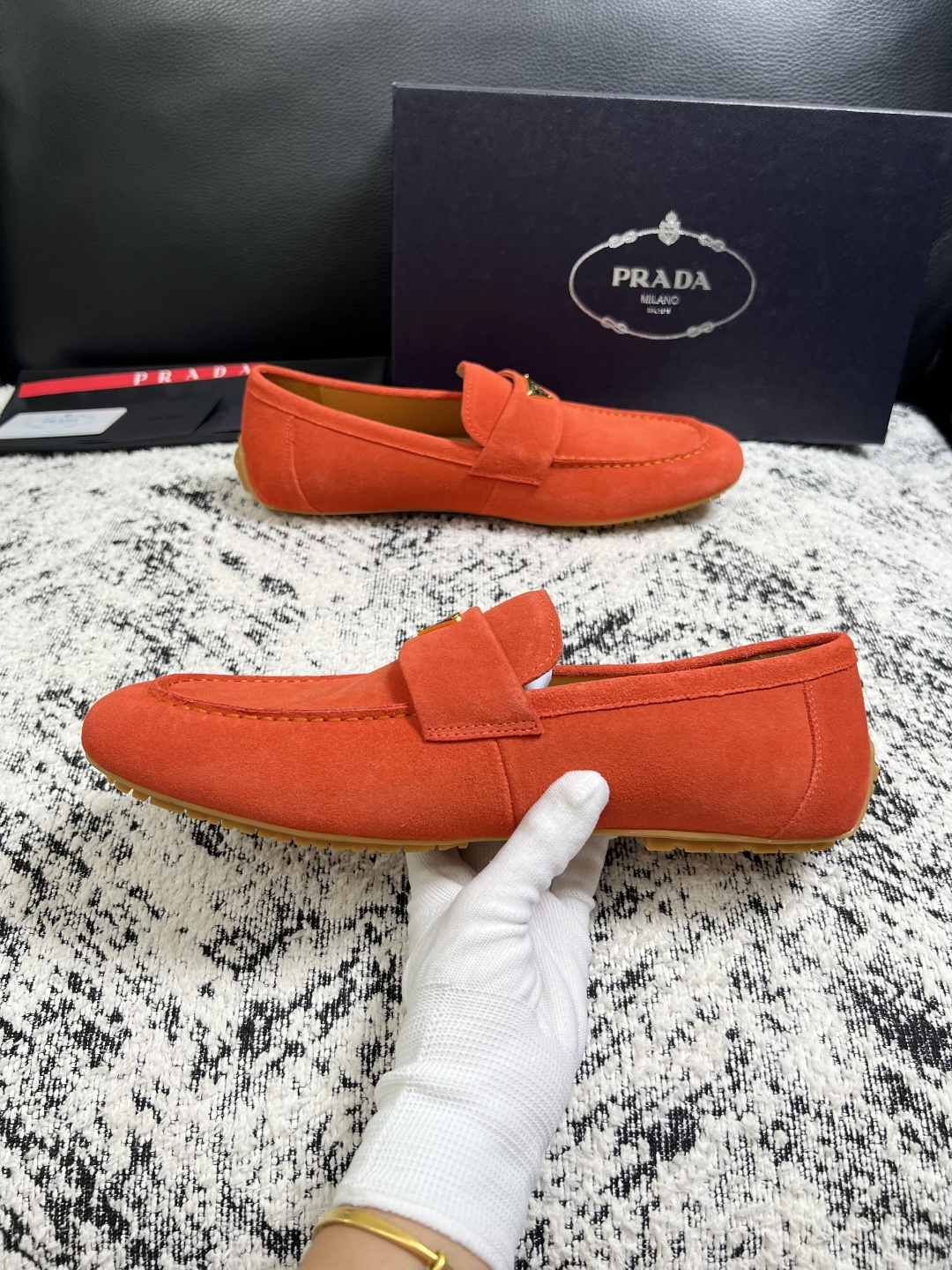 PRADA  高品质  顶级工艺品 普拉达 豆豆鞋专柜同步 原厂配置，意大利进口原版牛皮面料，透气舒适进