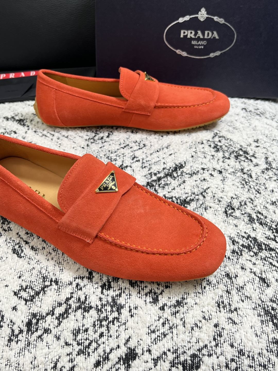 PRADA  高品质  顶级工艺品 普拉达 豆豆鞋专柜同步 原厂配置，意大利进口原版牛皮面料，透气舒适进